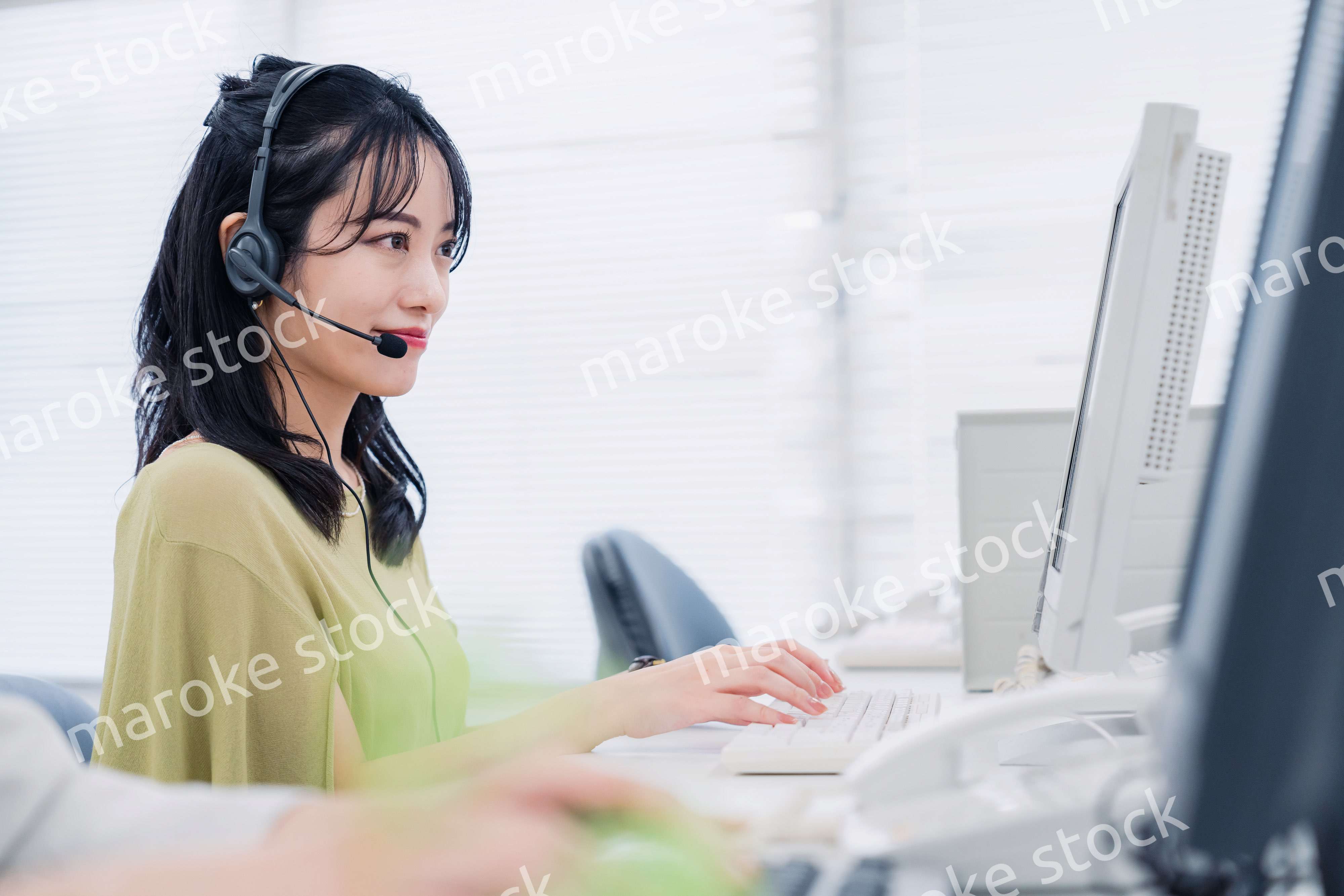 笑顔でお客様対応をする電話オペレーター