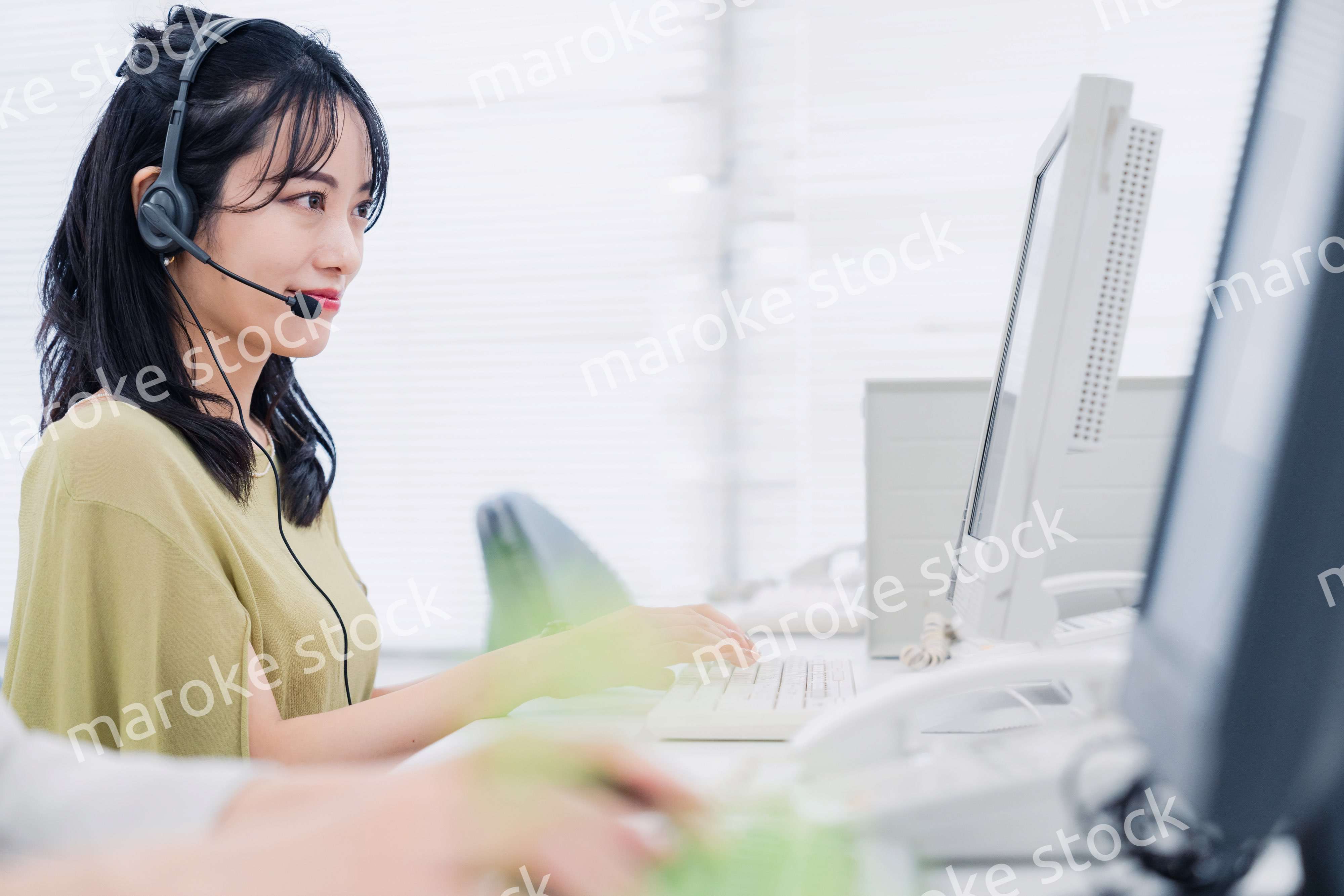 笑顔でお客様対応をする電話オペレーター