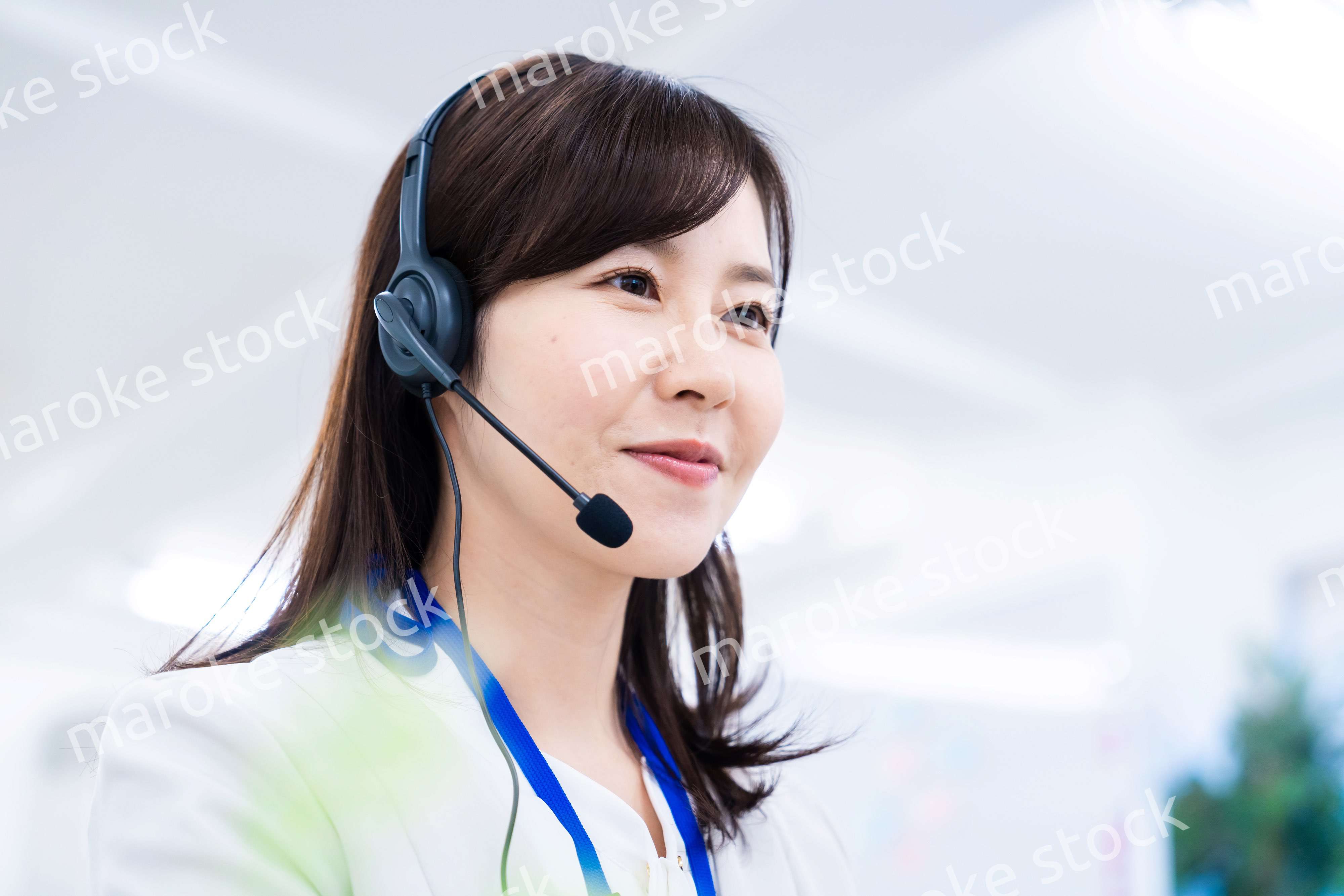 お客様に誠実な対応をする女性