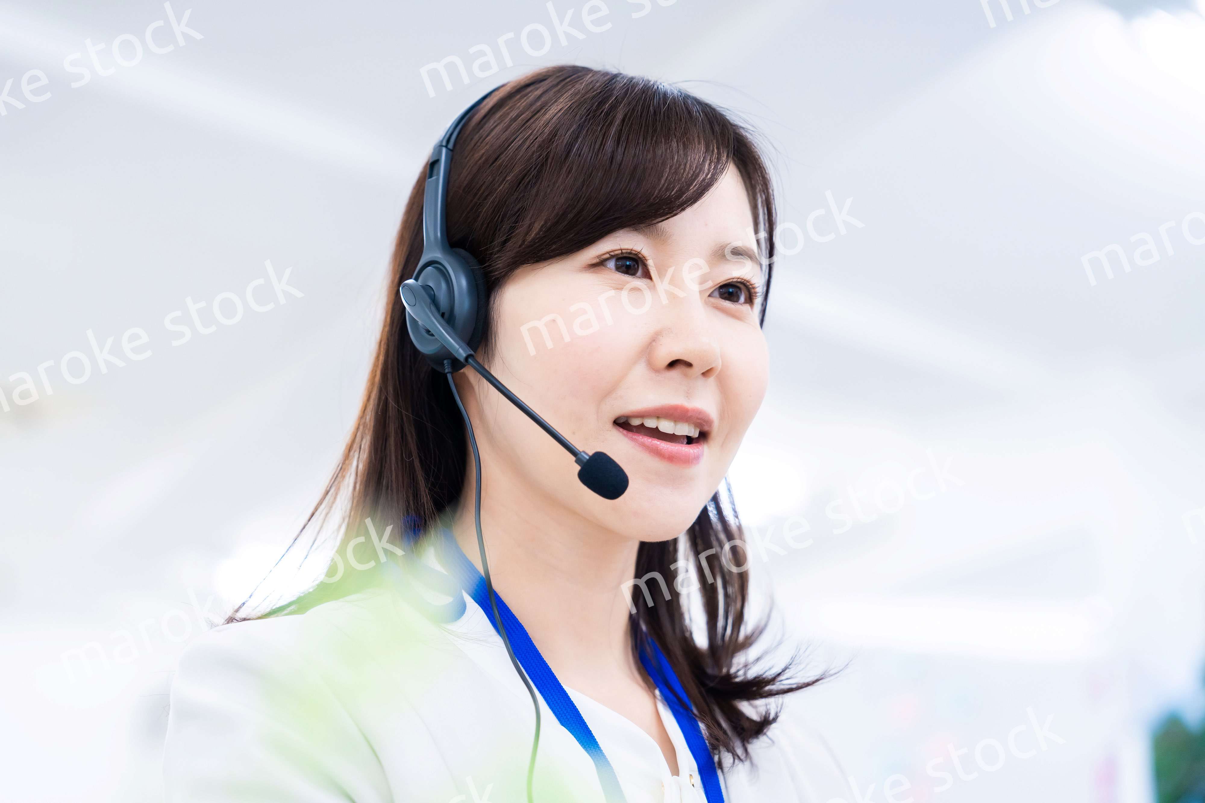 お客様に誠実な対応をする女性