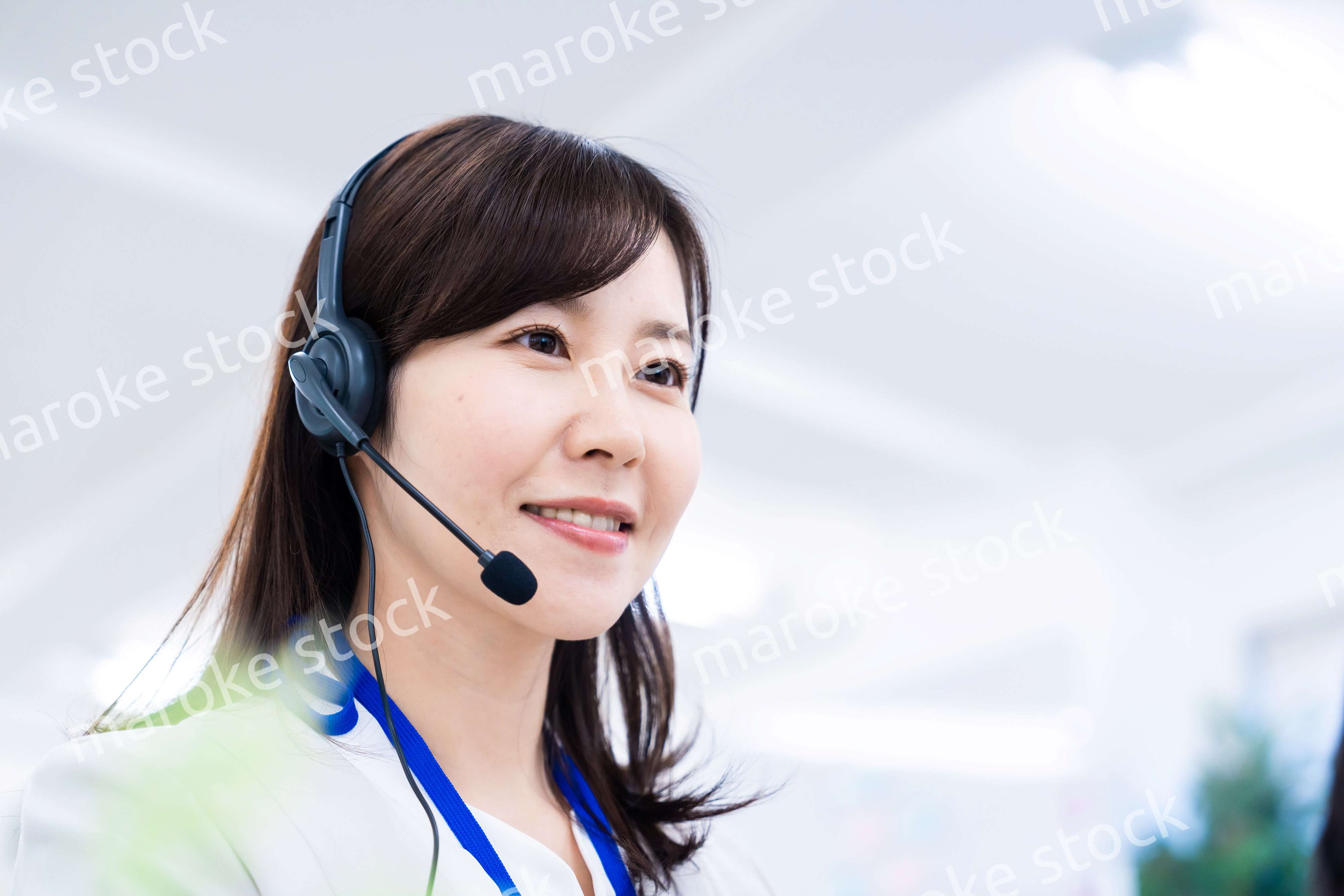 お客様に誠実な対応をする女性