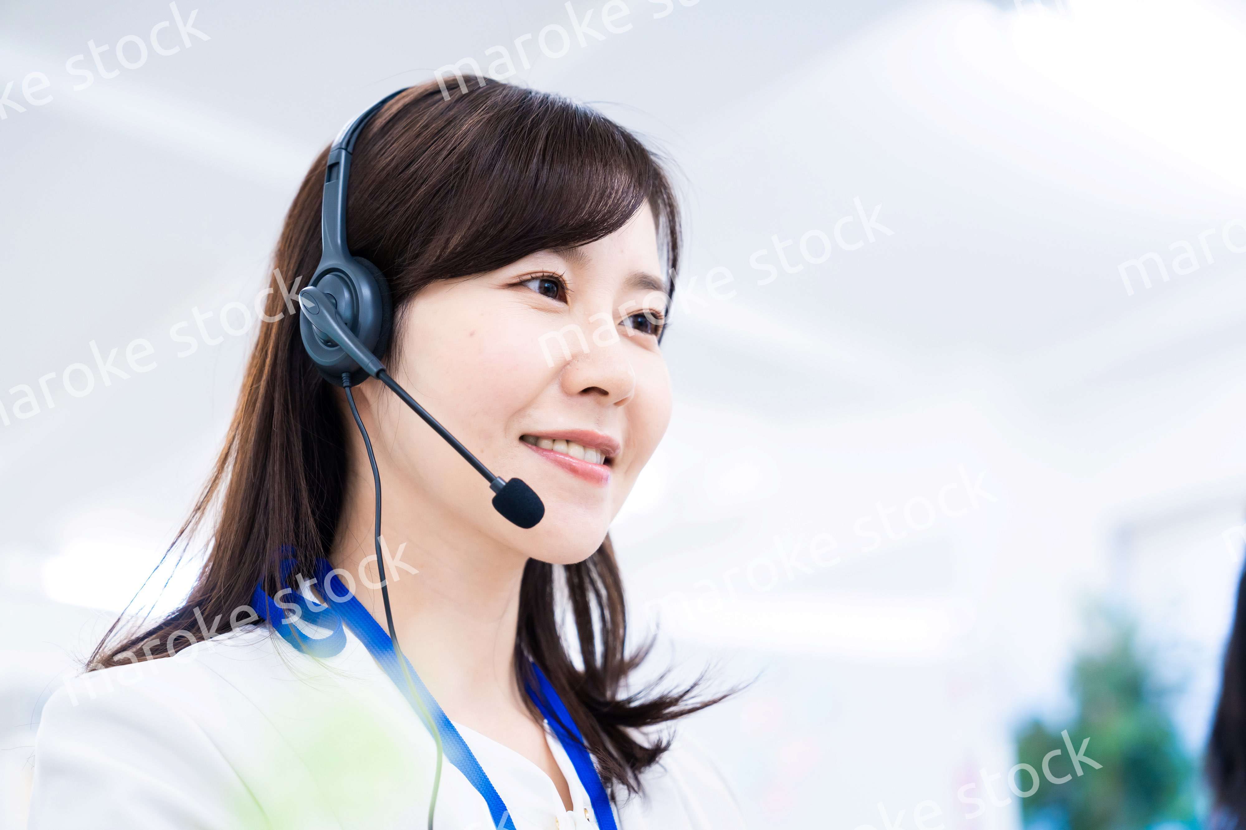 お客様に誠実な対応をする女性