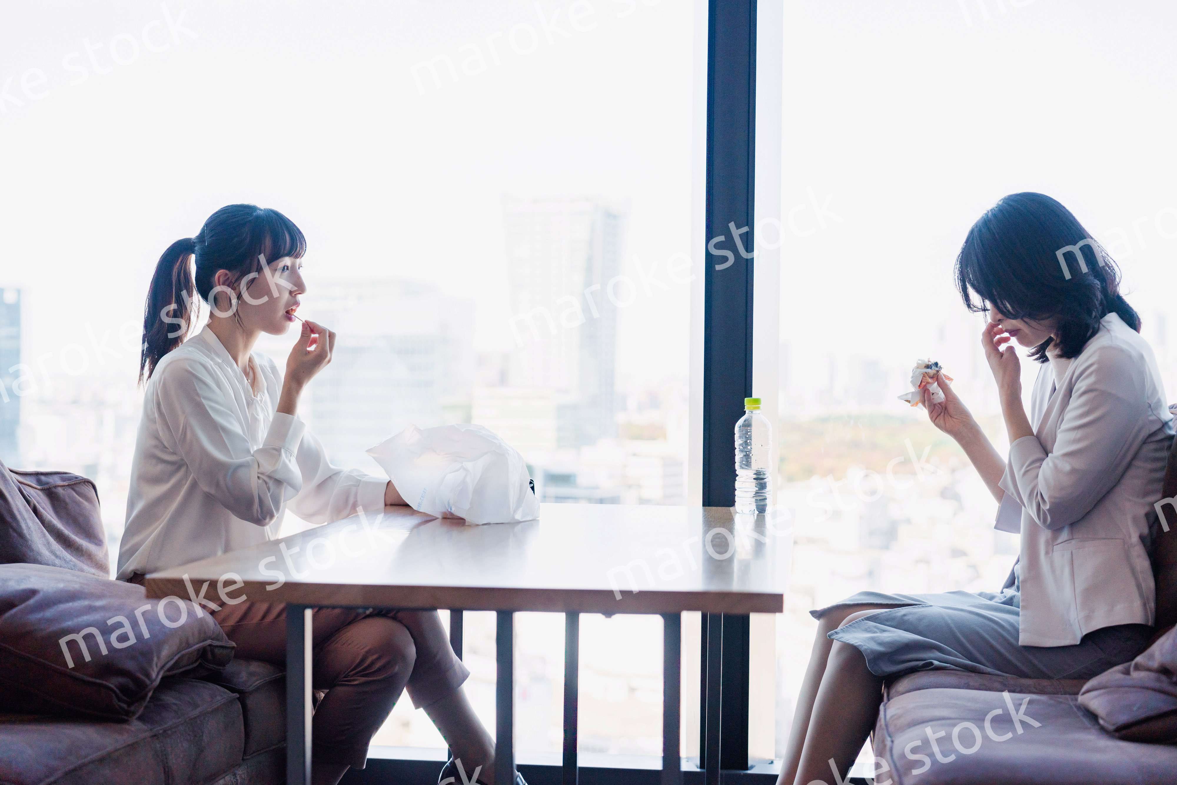 同僚と一緒にランチを食べるビジネスウーマン