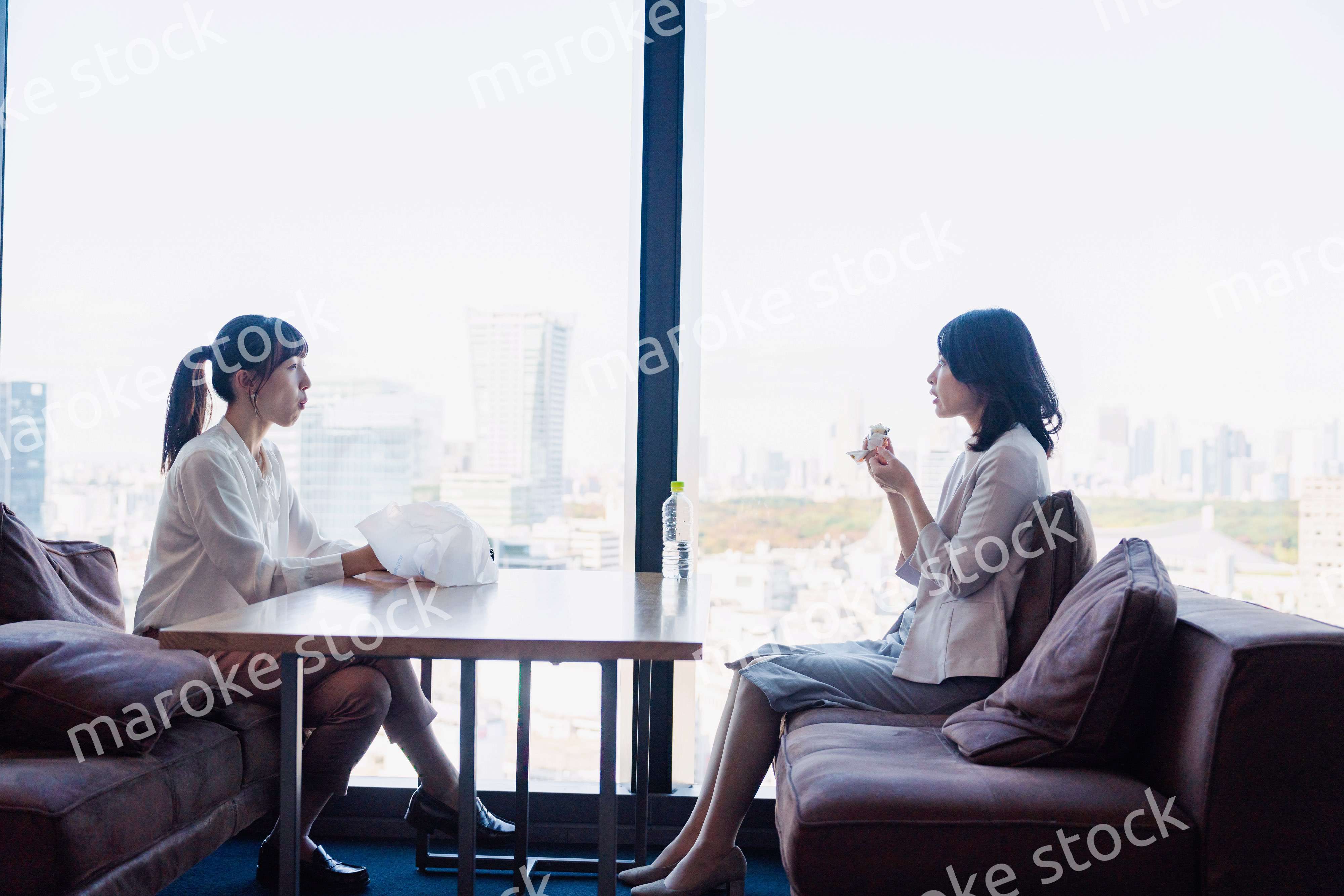 同僚と一緒にランチを食べるビジネスウーマン