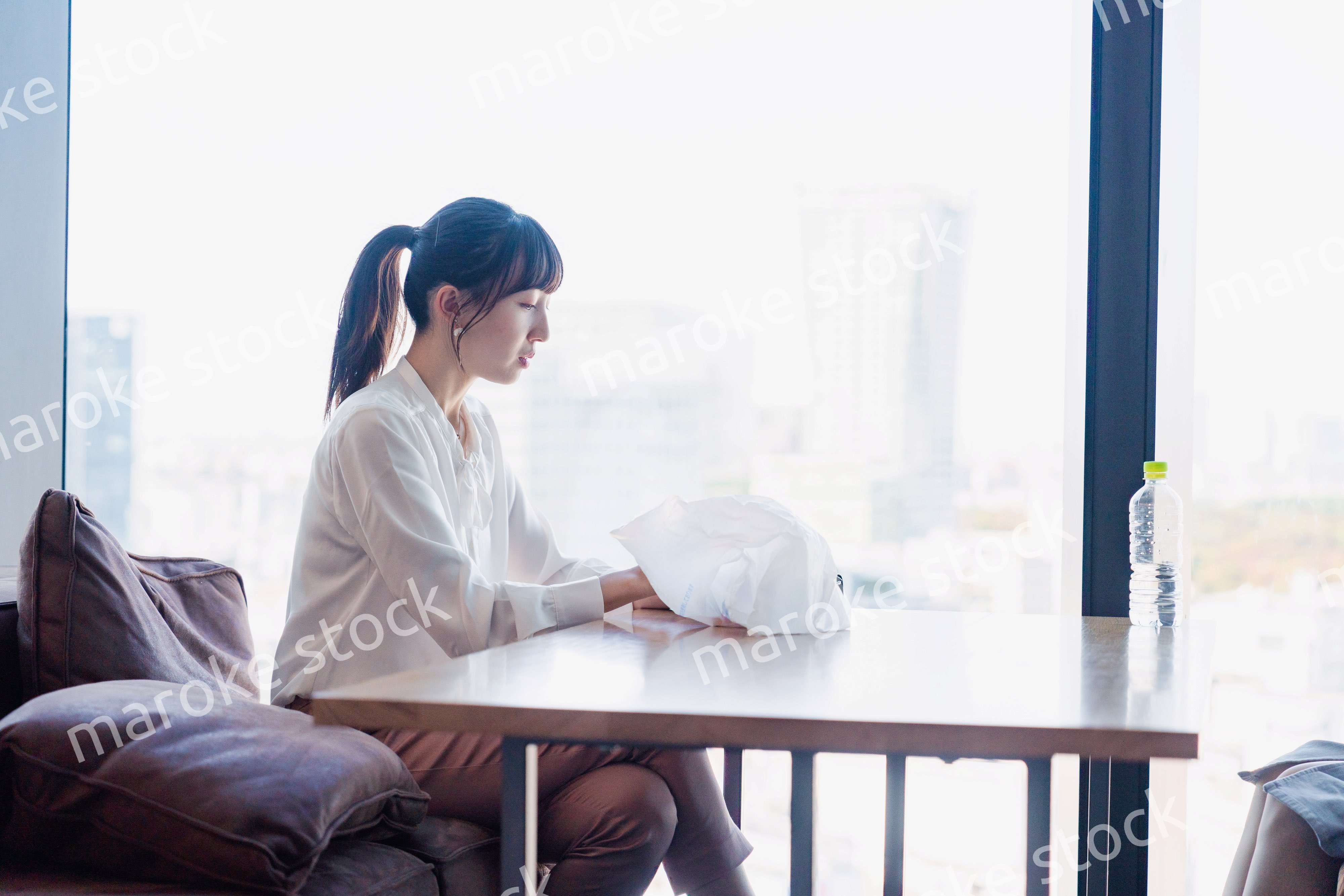 同僚と一緒にランチを食べるビジネスウーマン