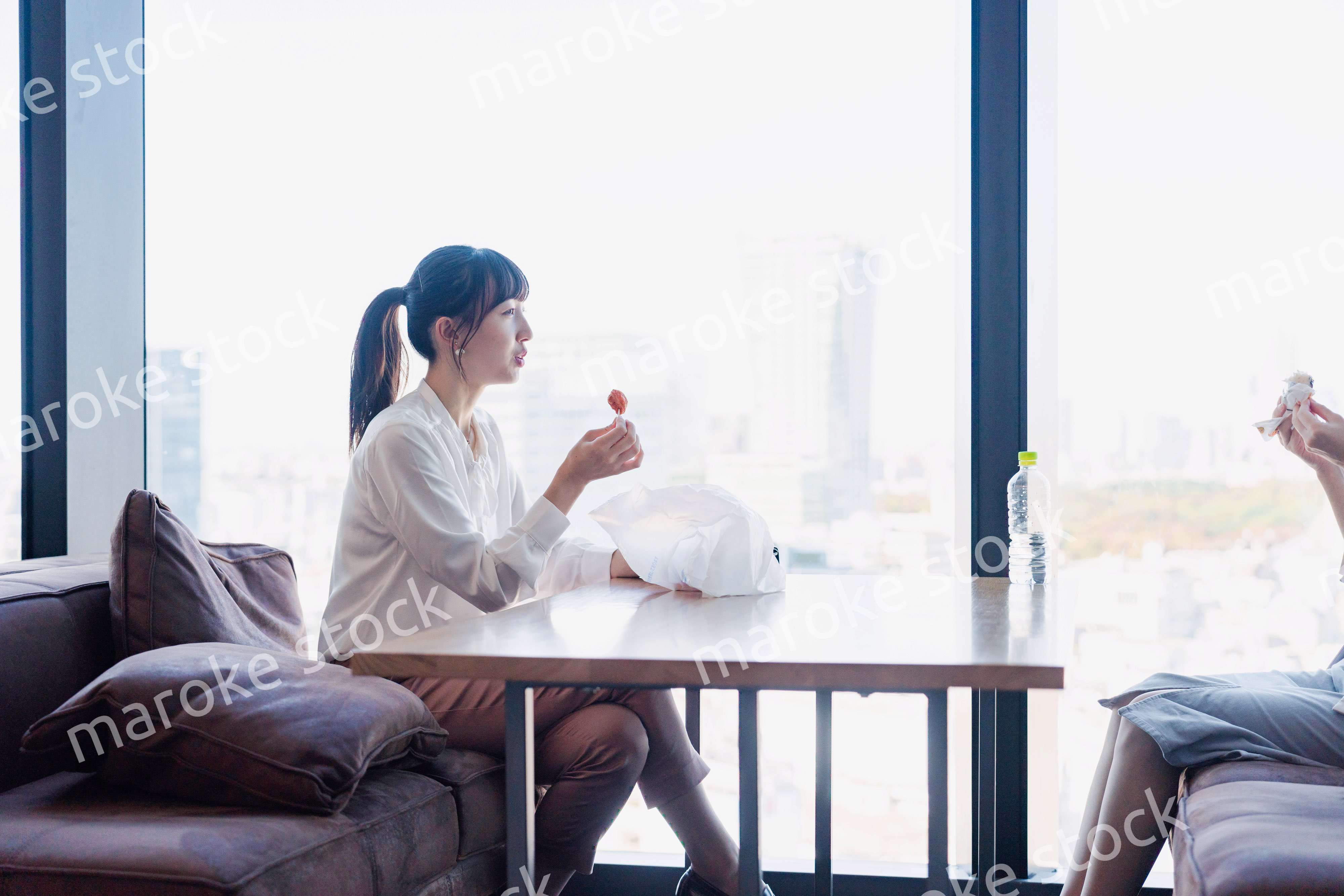 同僚と一緒にランチを食べるビジネスウーマン