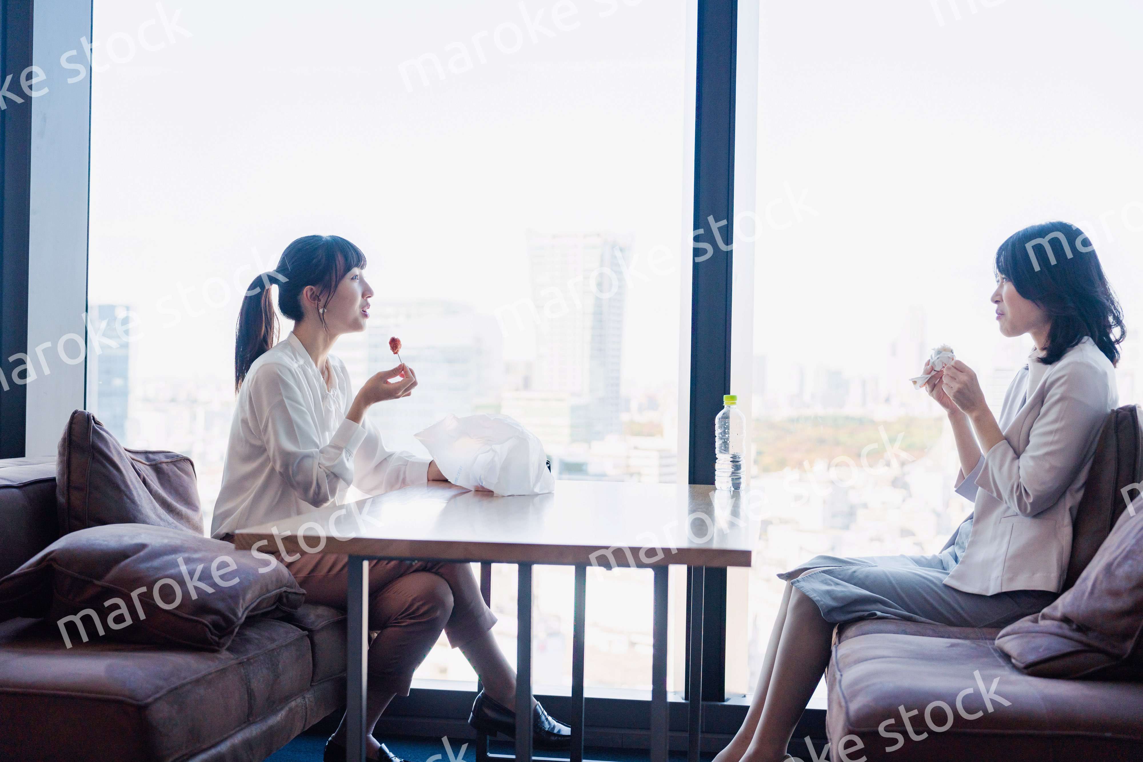 同僚と一緒にランチを食べるビジネスウーマン