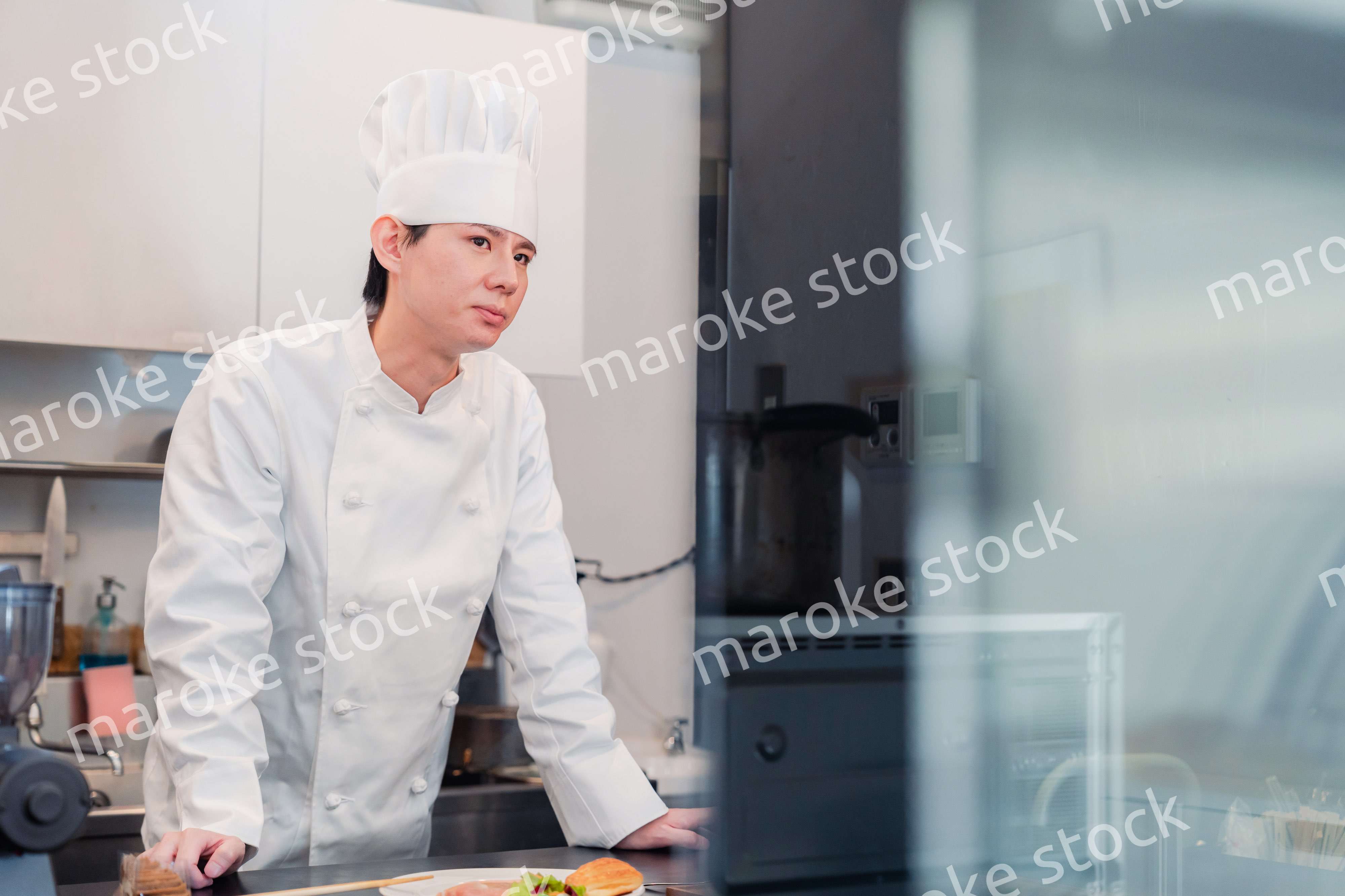 笑顔で働く男性シェフ