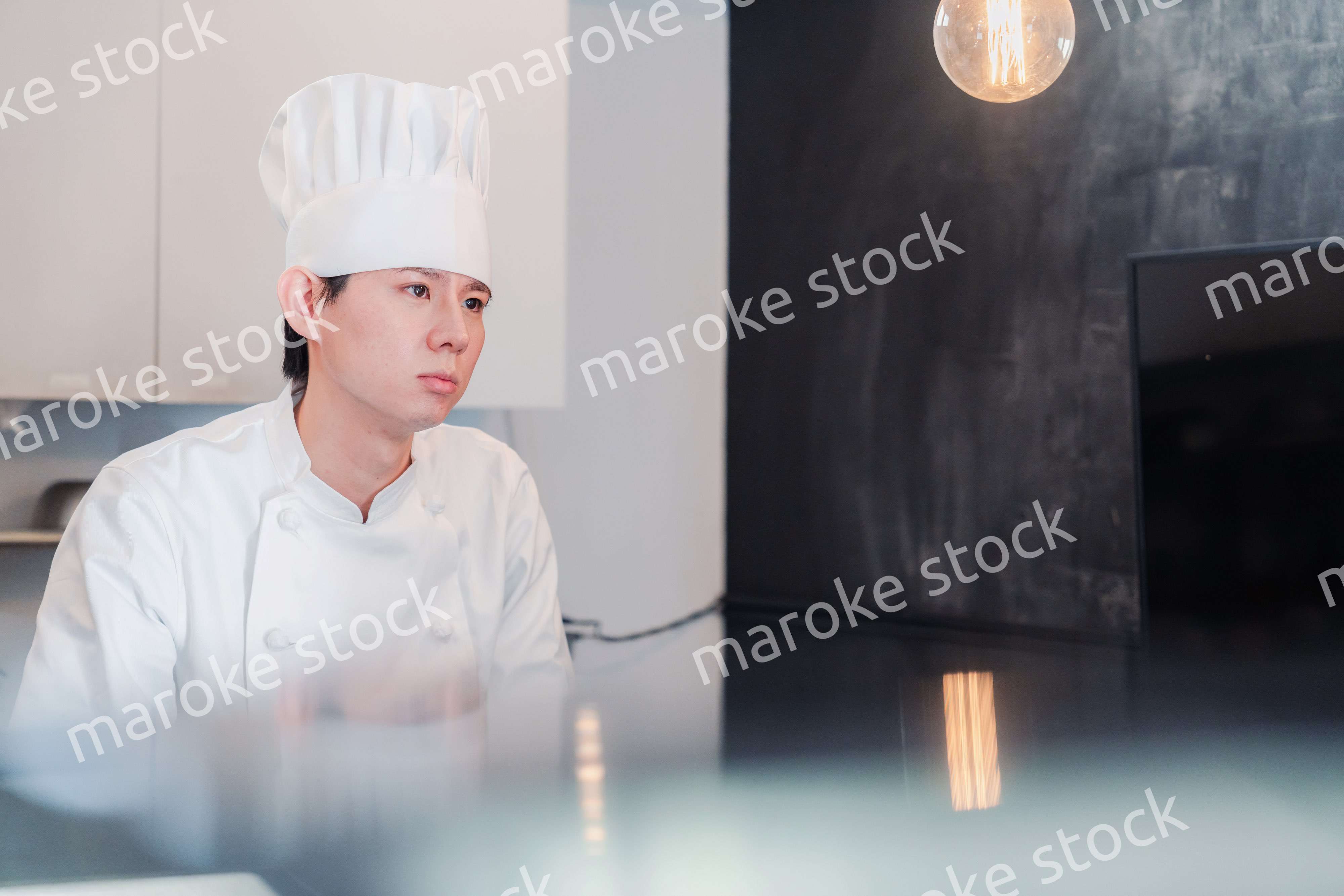 笑顔で働く男性シェフ