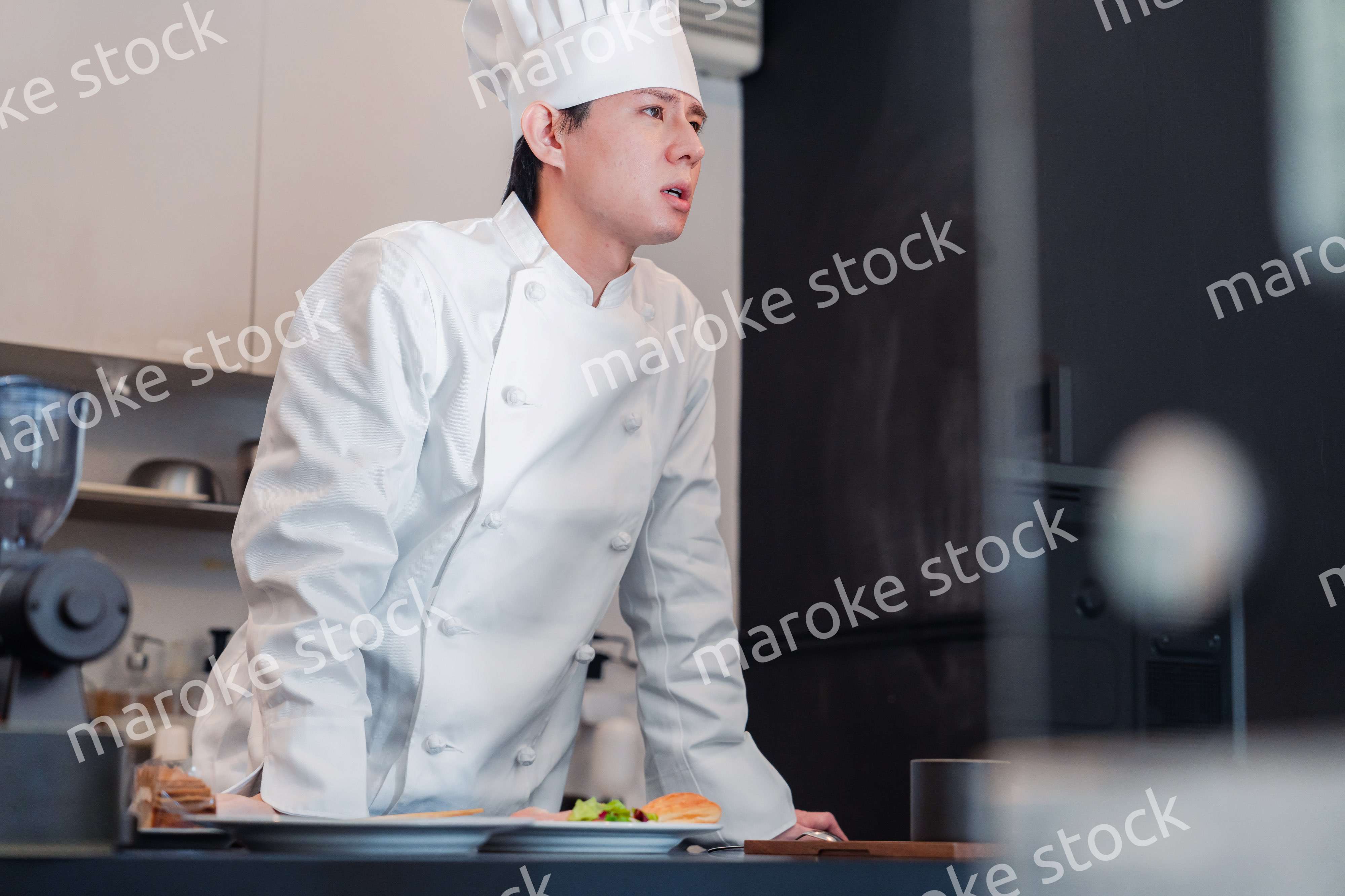 笑顔で働く男性シェフ