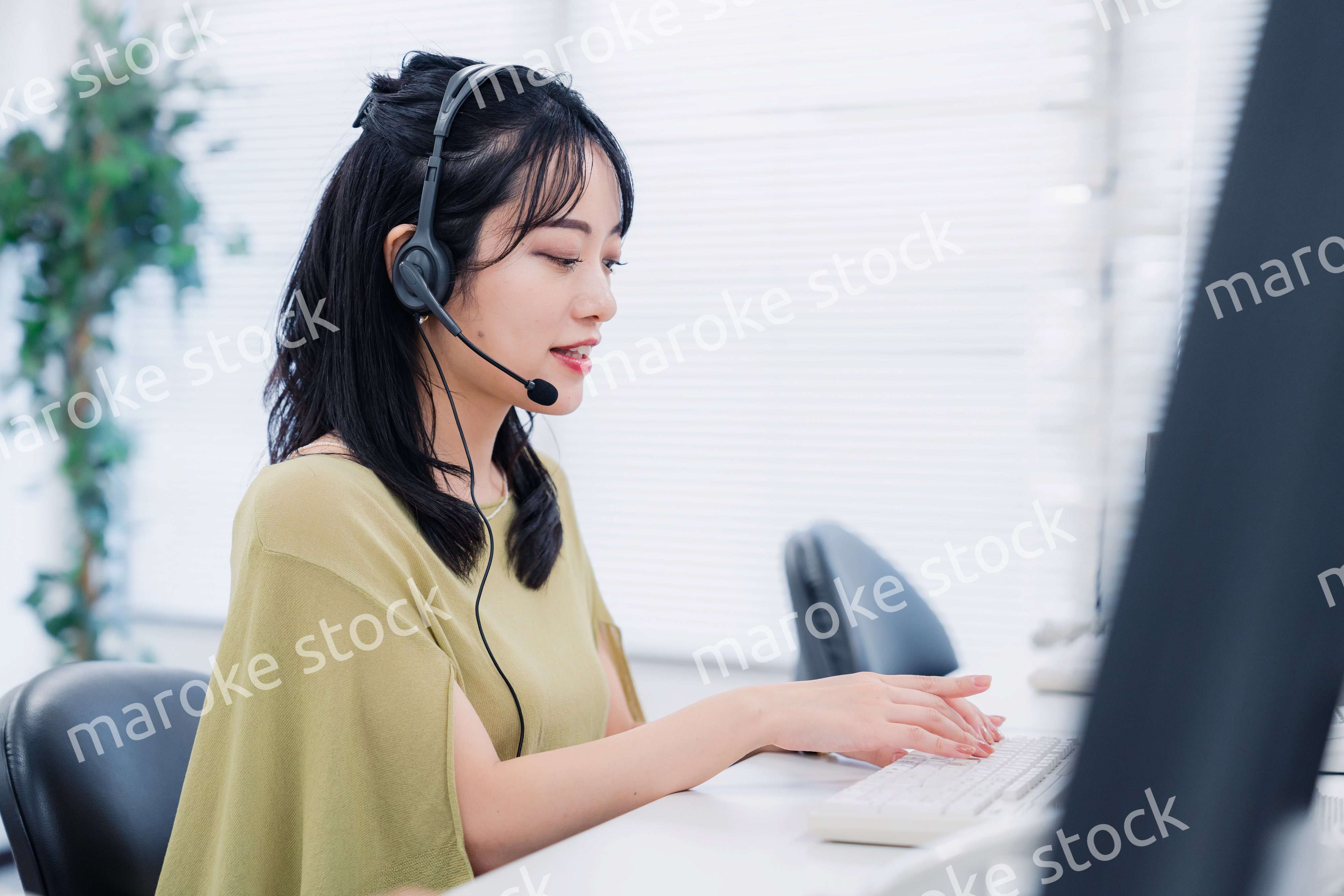 笑顔でお客様対応をする電話オペレーター