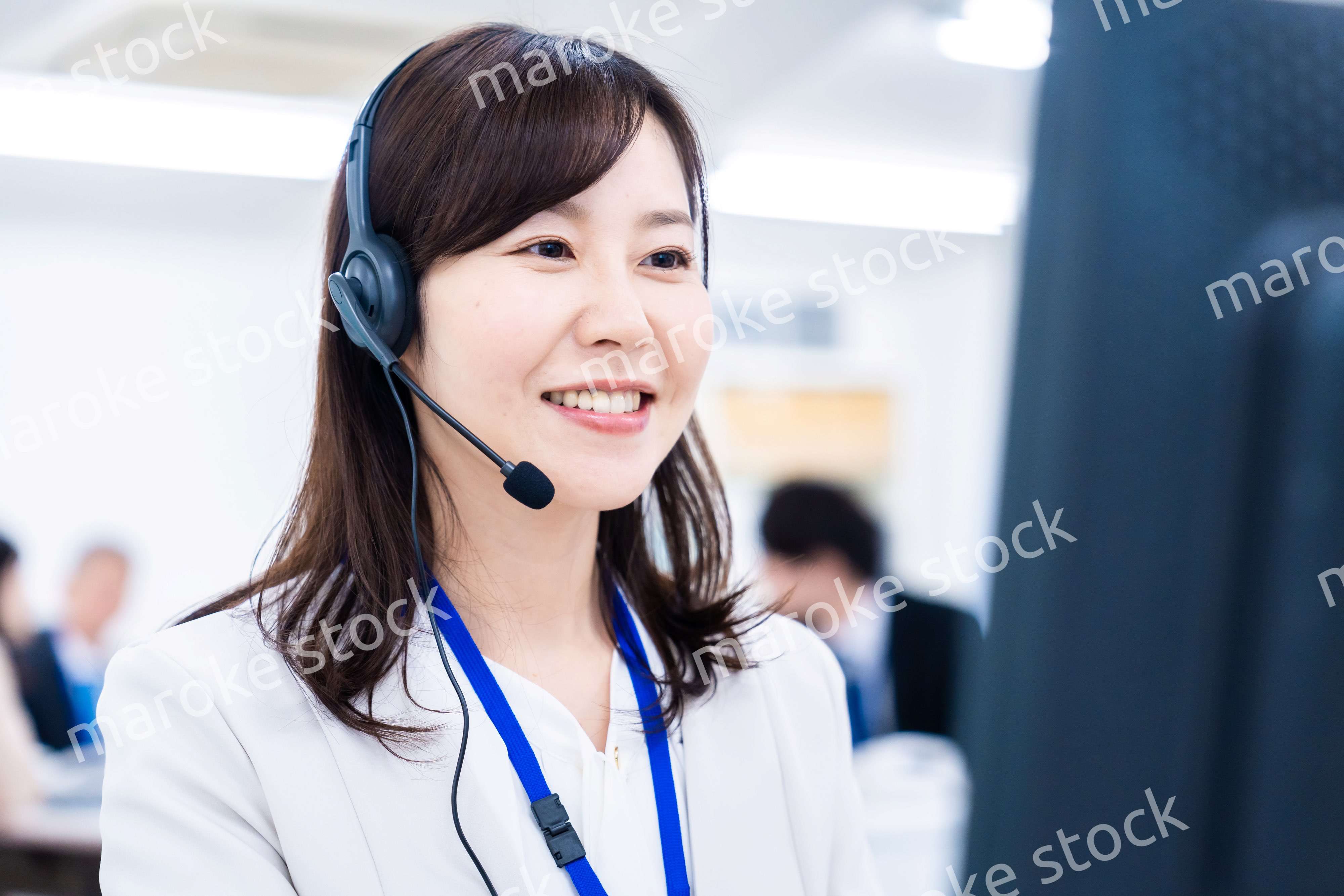 お客様に誠実な対応をする女性