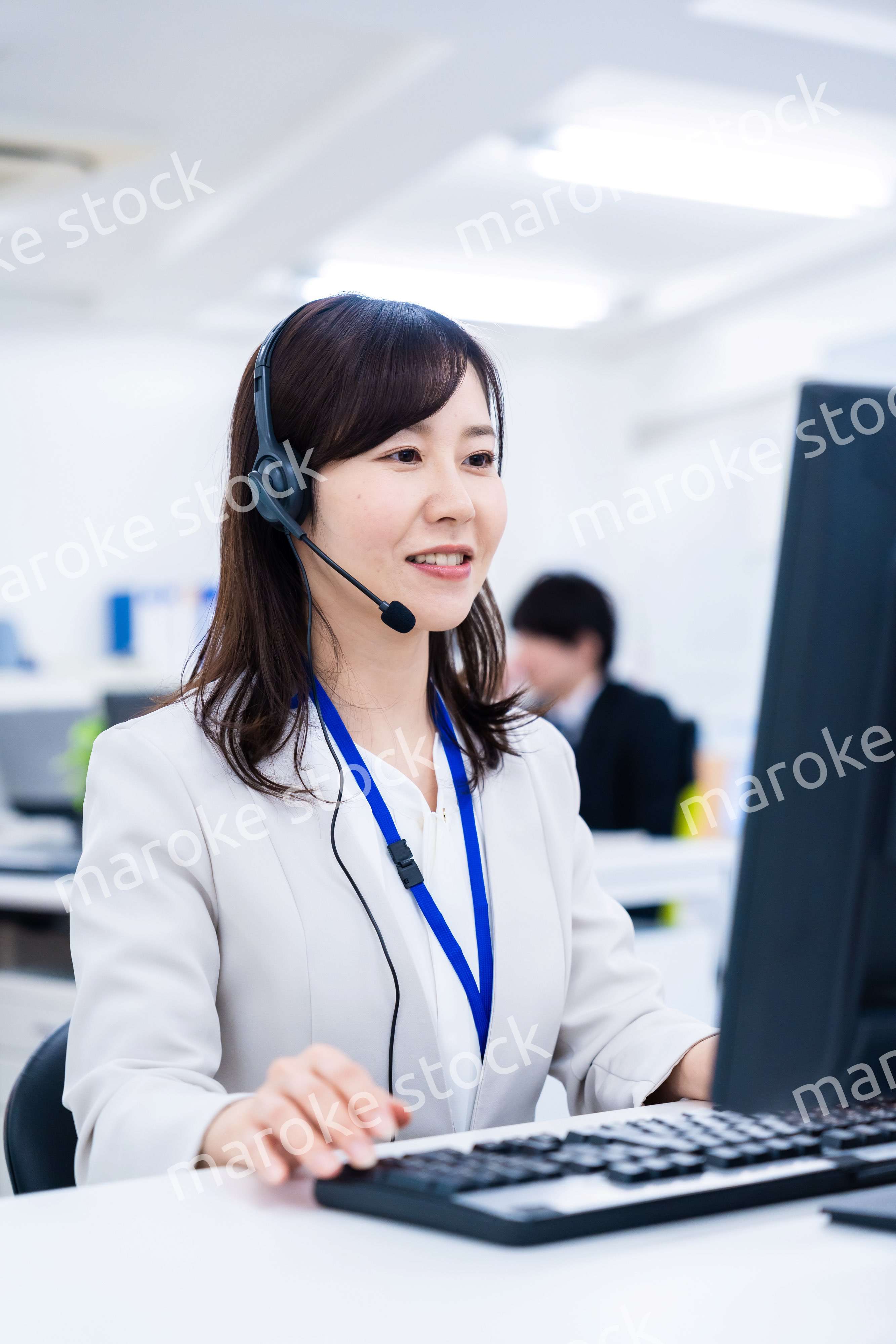 お客様に誠実な対応をする女性