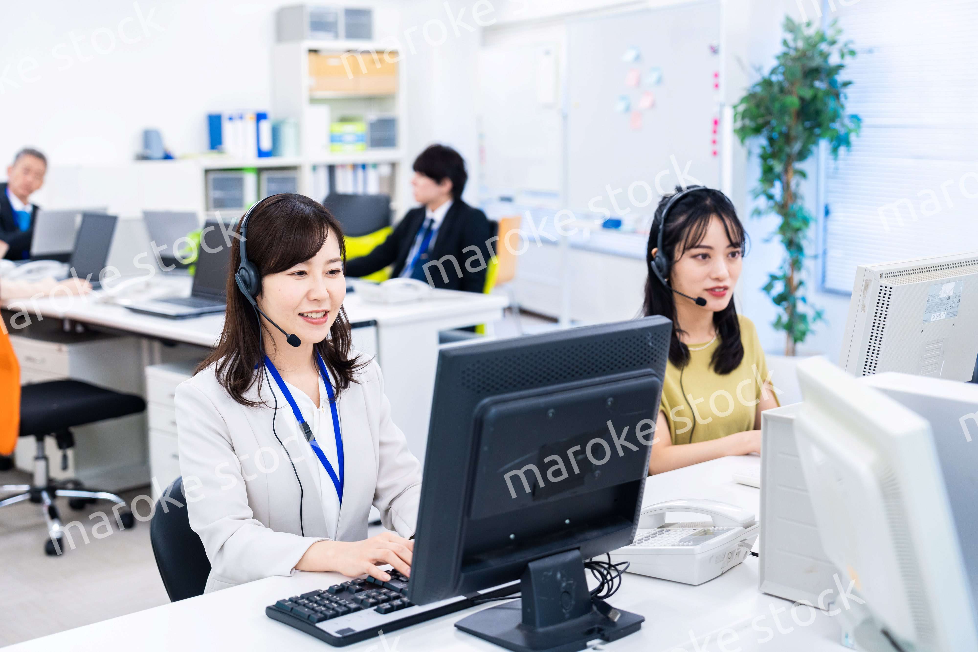 楽しくオフィスで仕事をするスタッフ