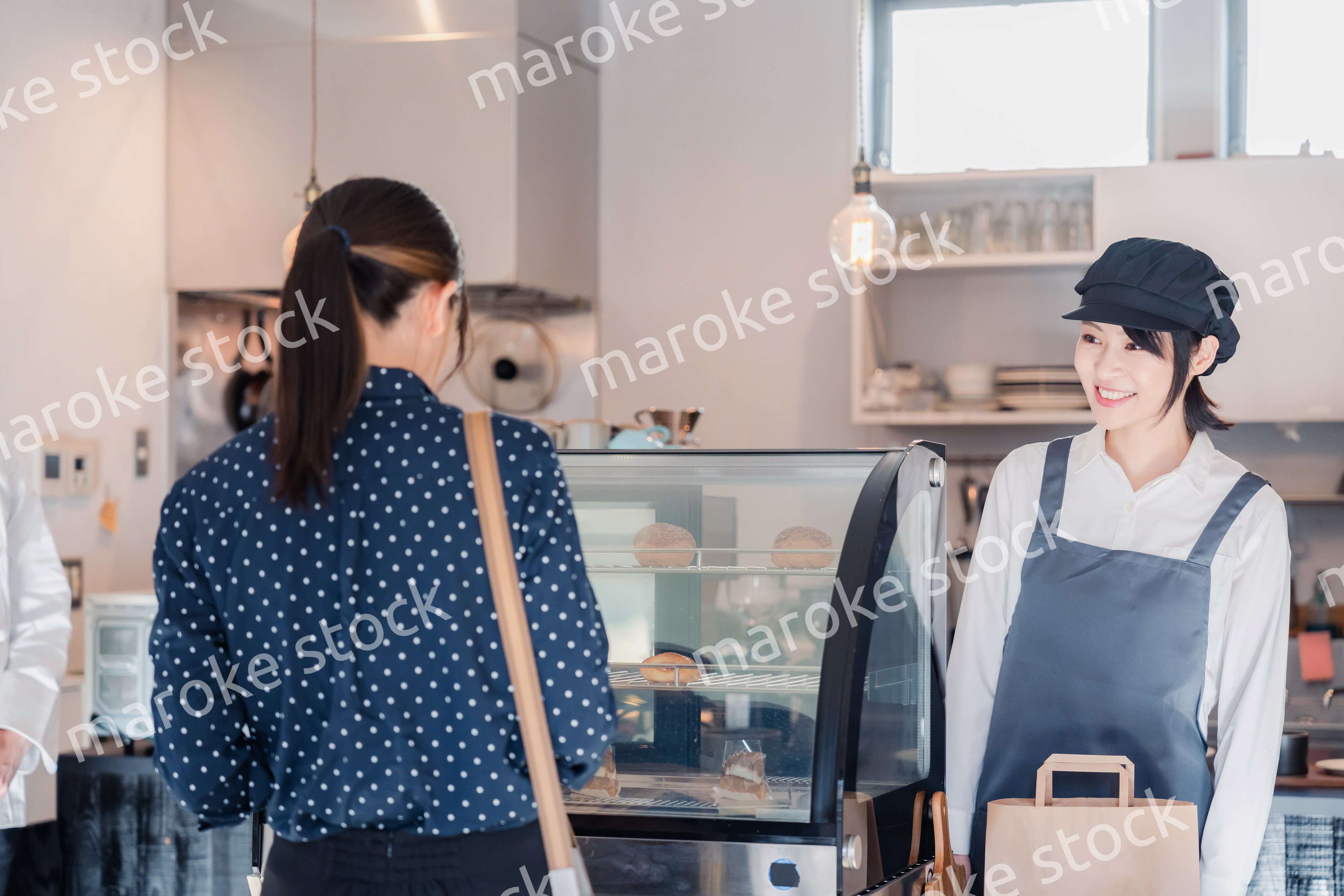 雰囲気のいいスイーツショップで買い物をする若い女性