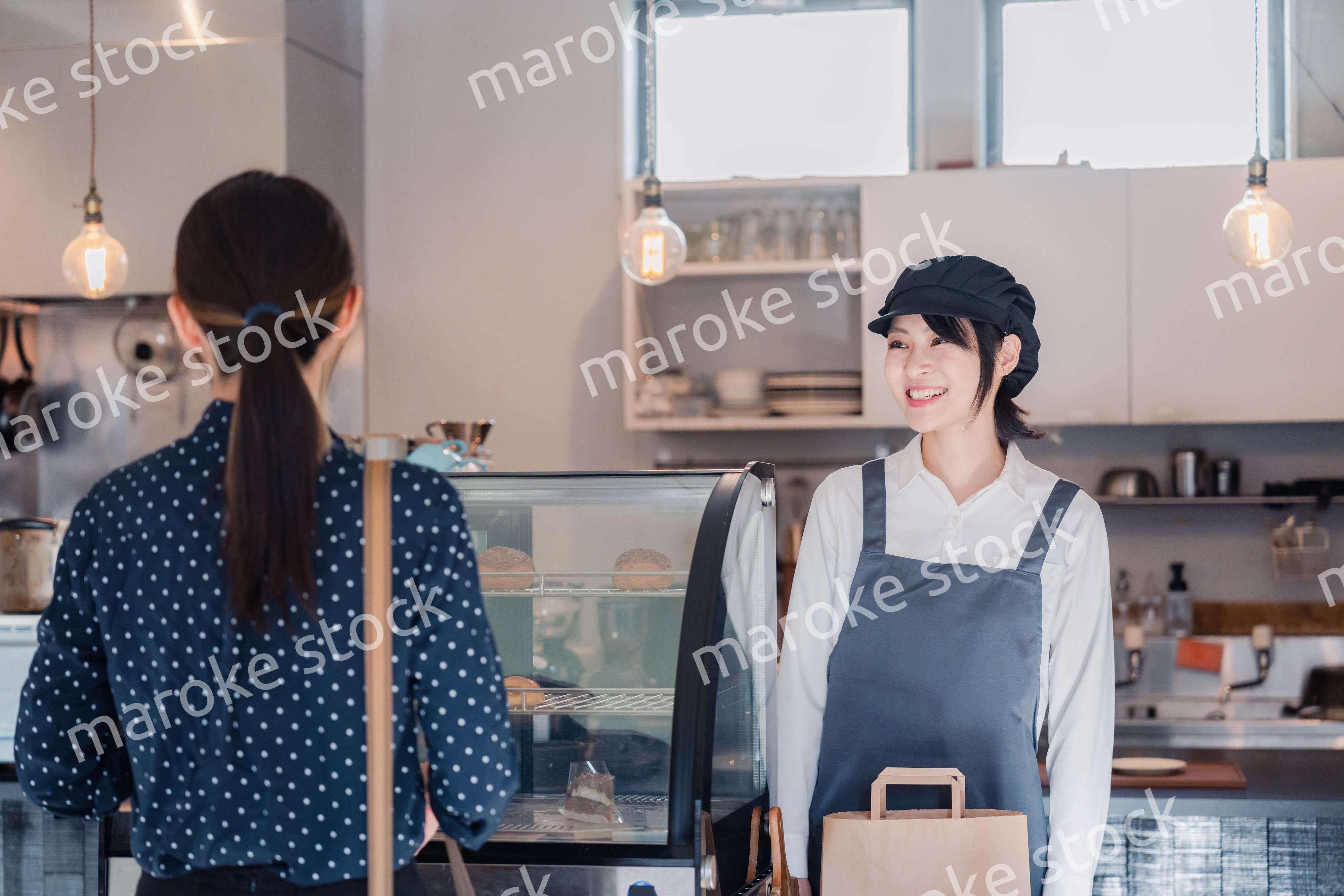 雰囲気のいいスイーツショップで買い物をする若い女性