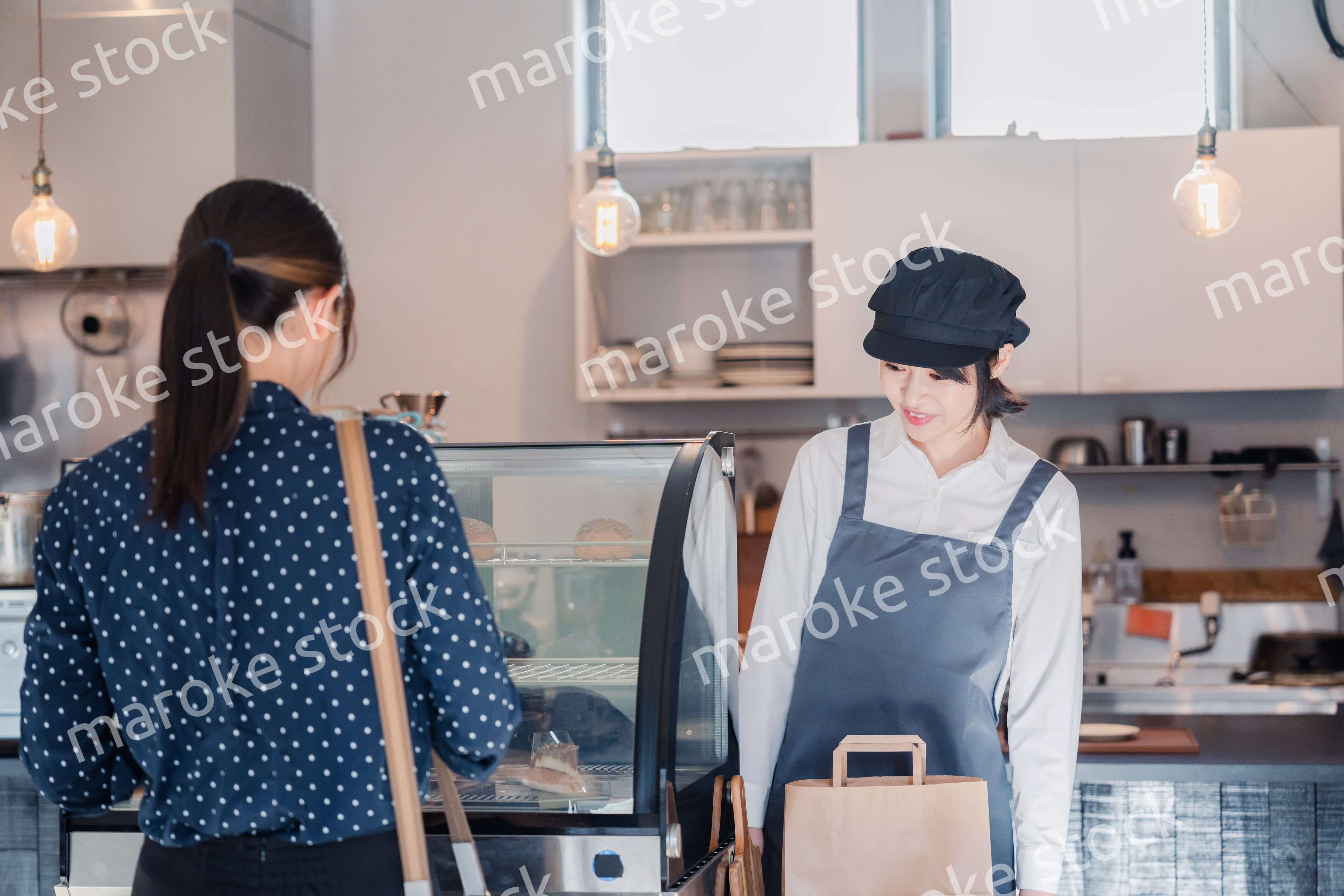 雰囲気のいいスイーツショップで買い物をする若い女性