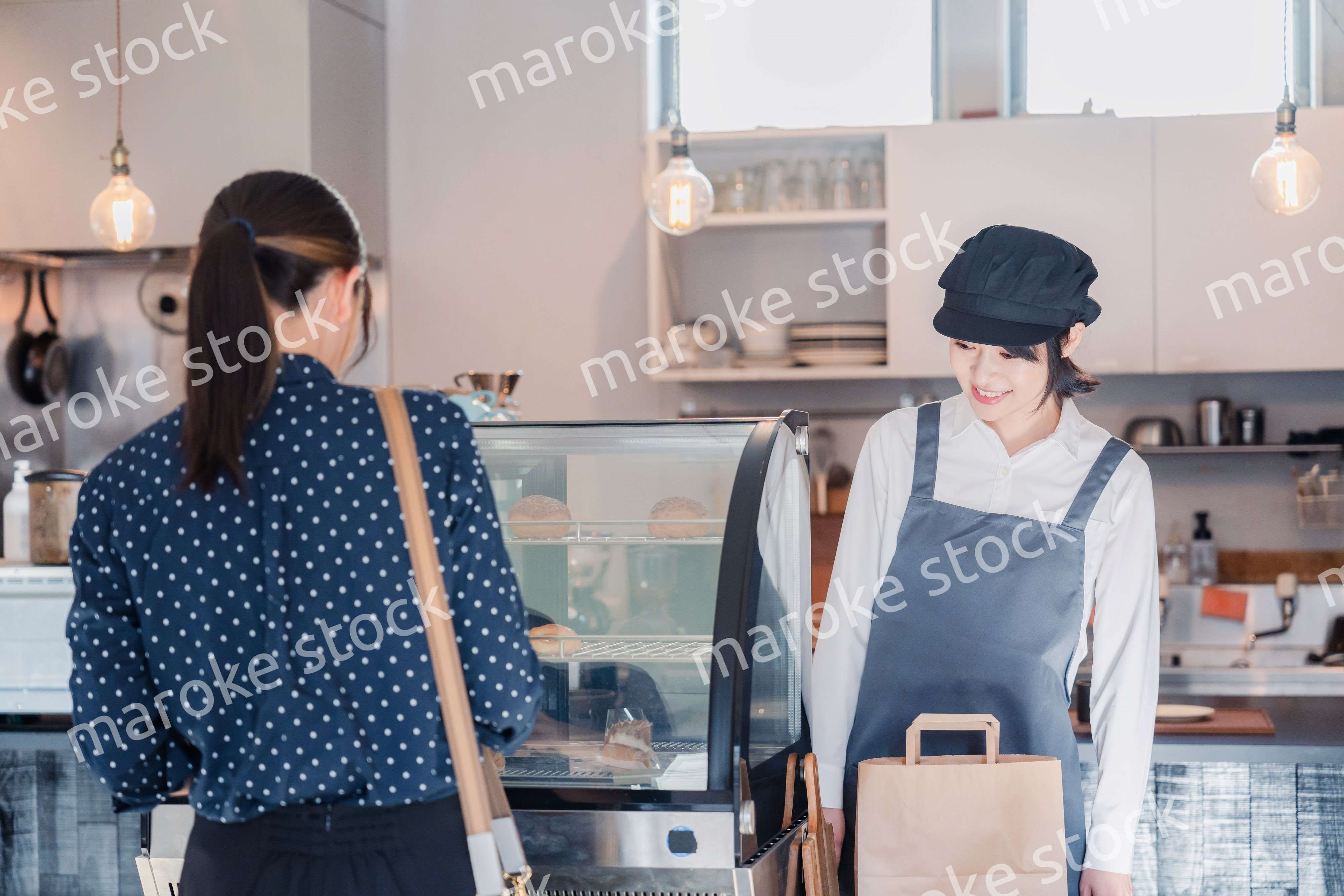 雰囲気のいいスイーツショップで買い物をする若い女性