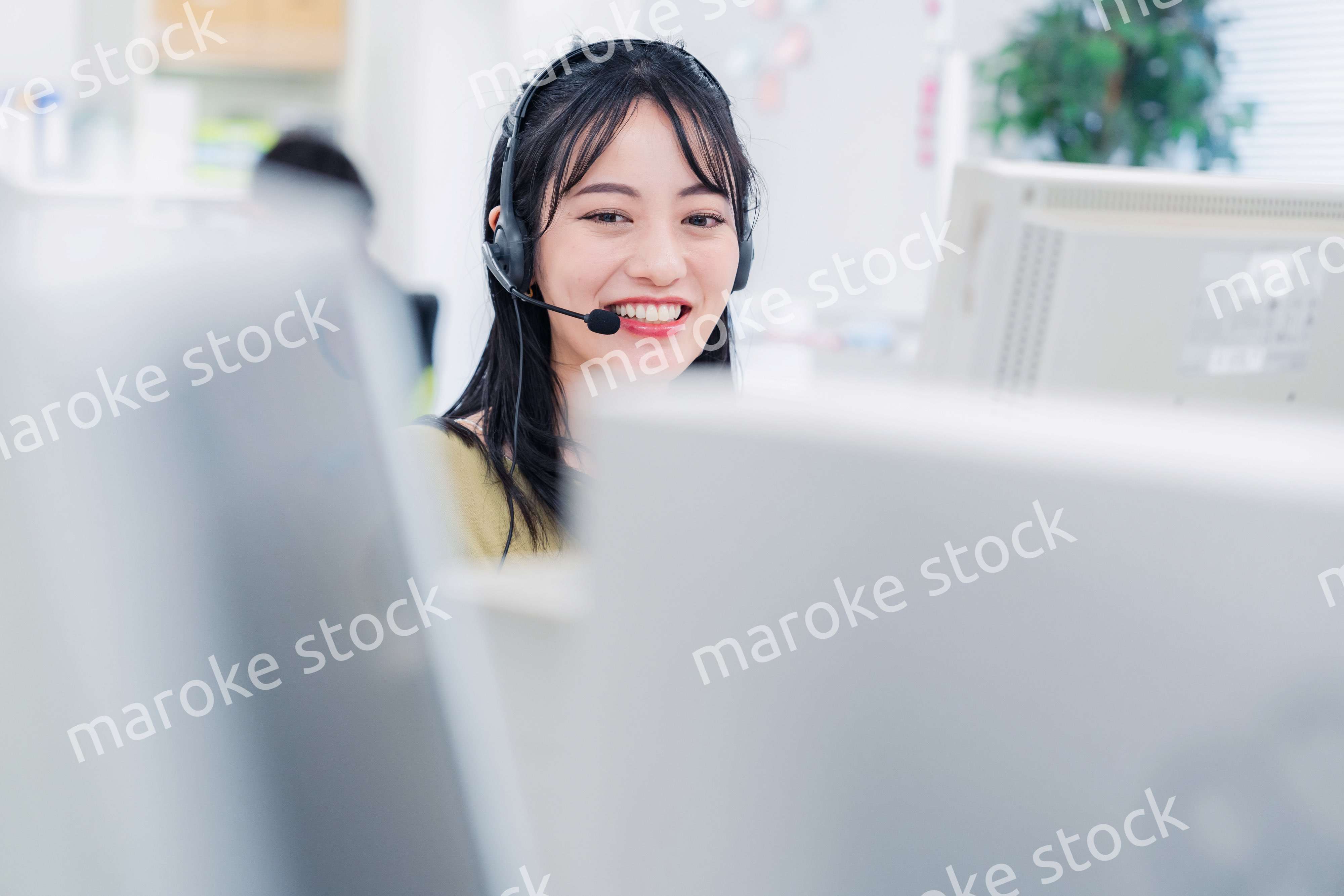 笑顔でお客様対応をする電話オペレーター