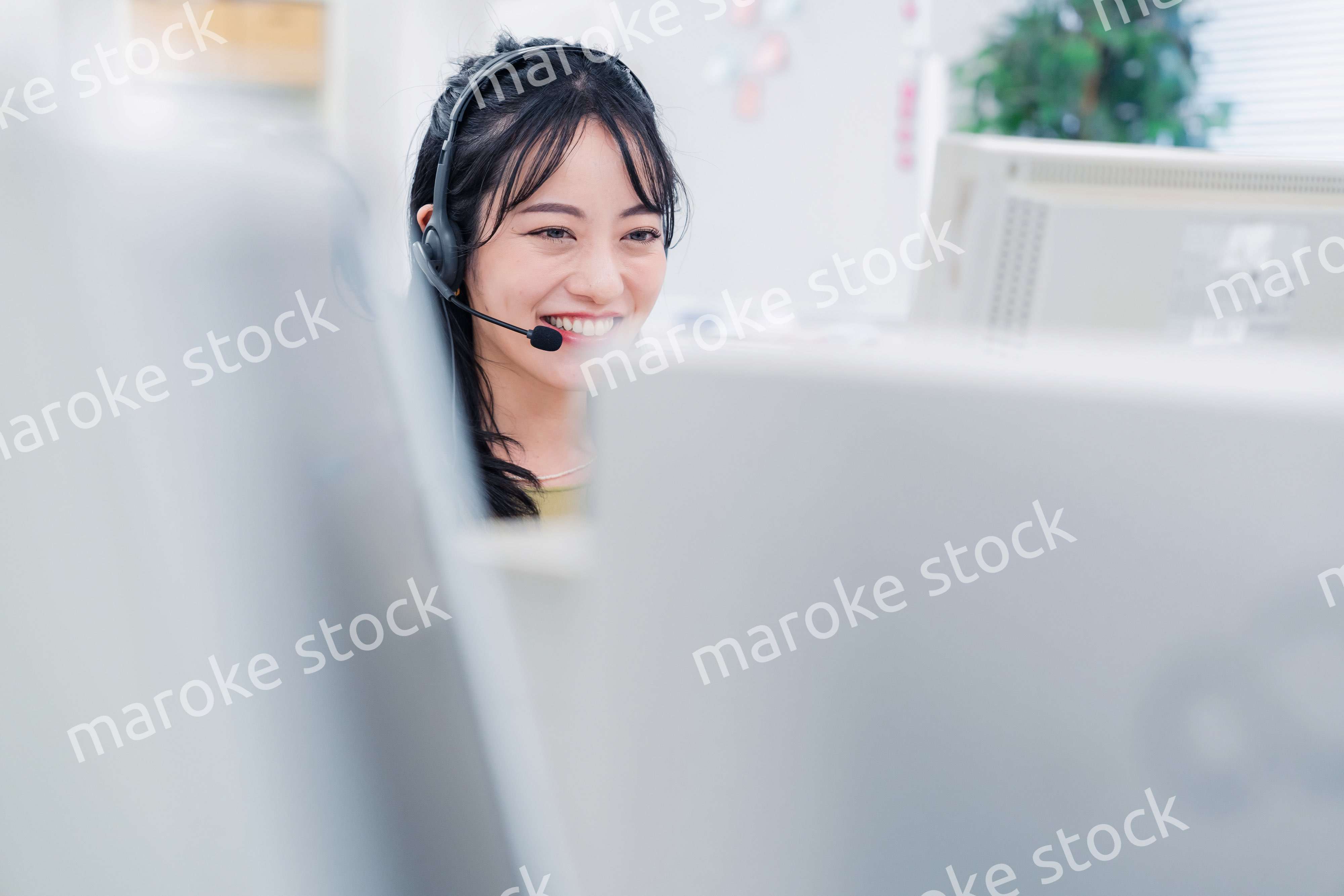 笑顔でお客様対応をする電話オペレーター