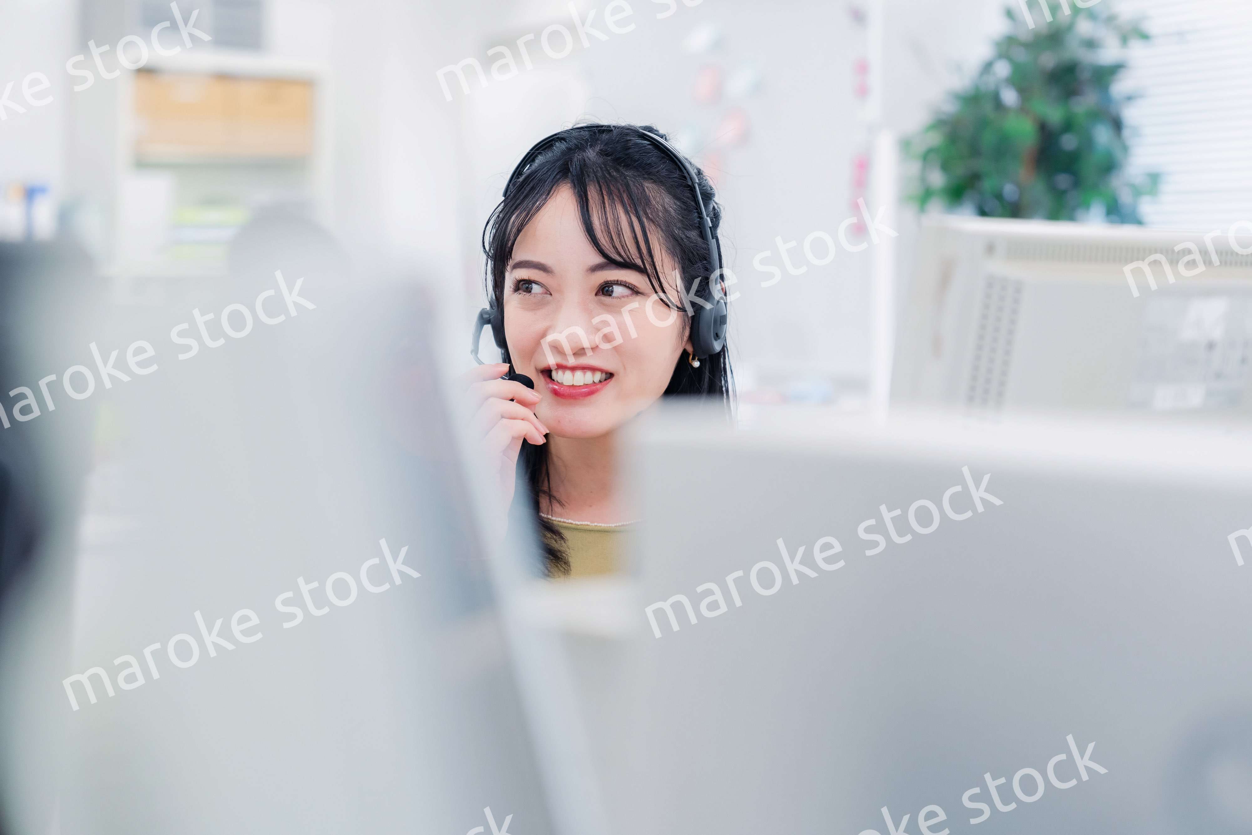 笑顔でお客様対応をする電話オペレーター