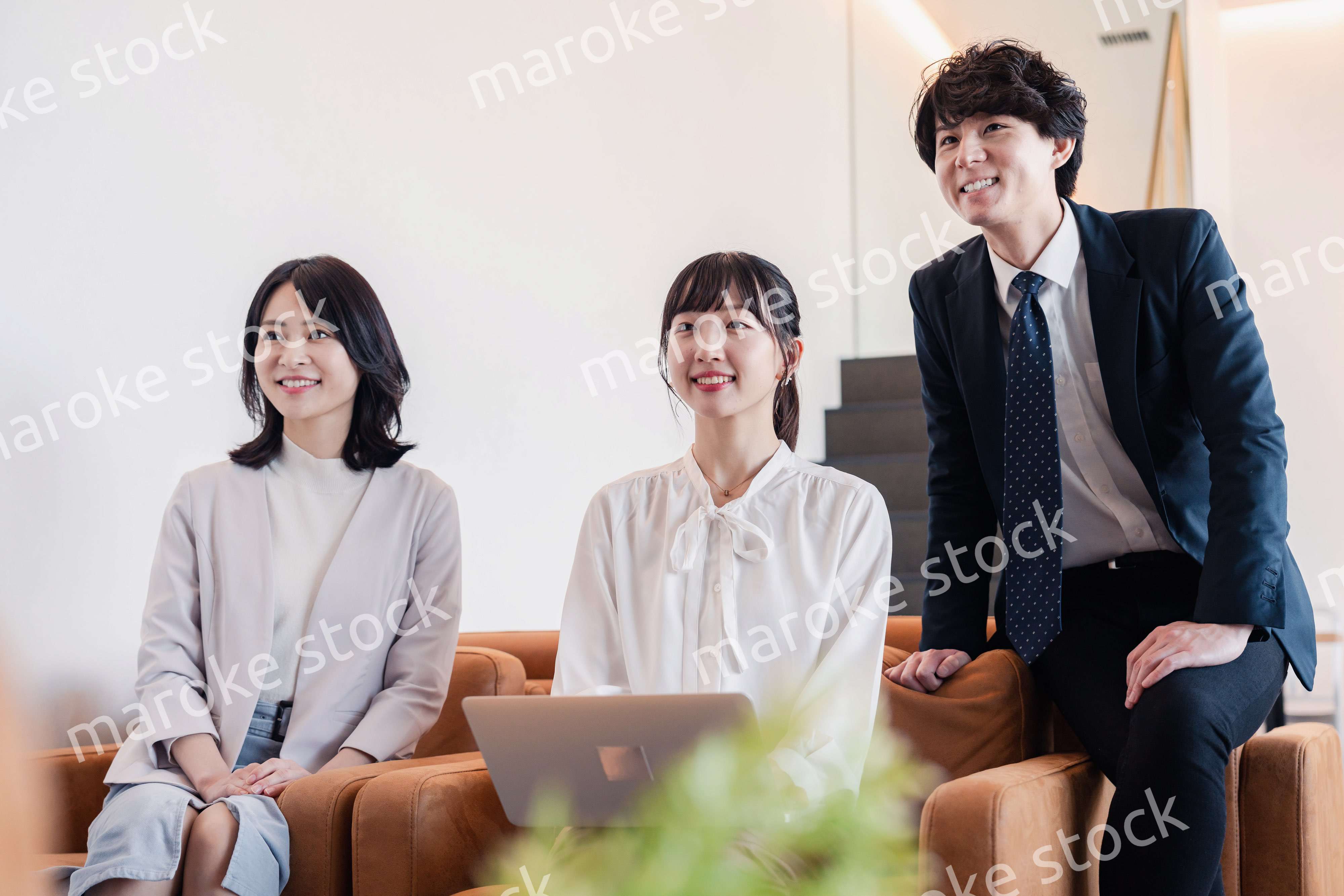 プレゼン資料の確認をする3人のビジネスパーソン