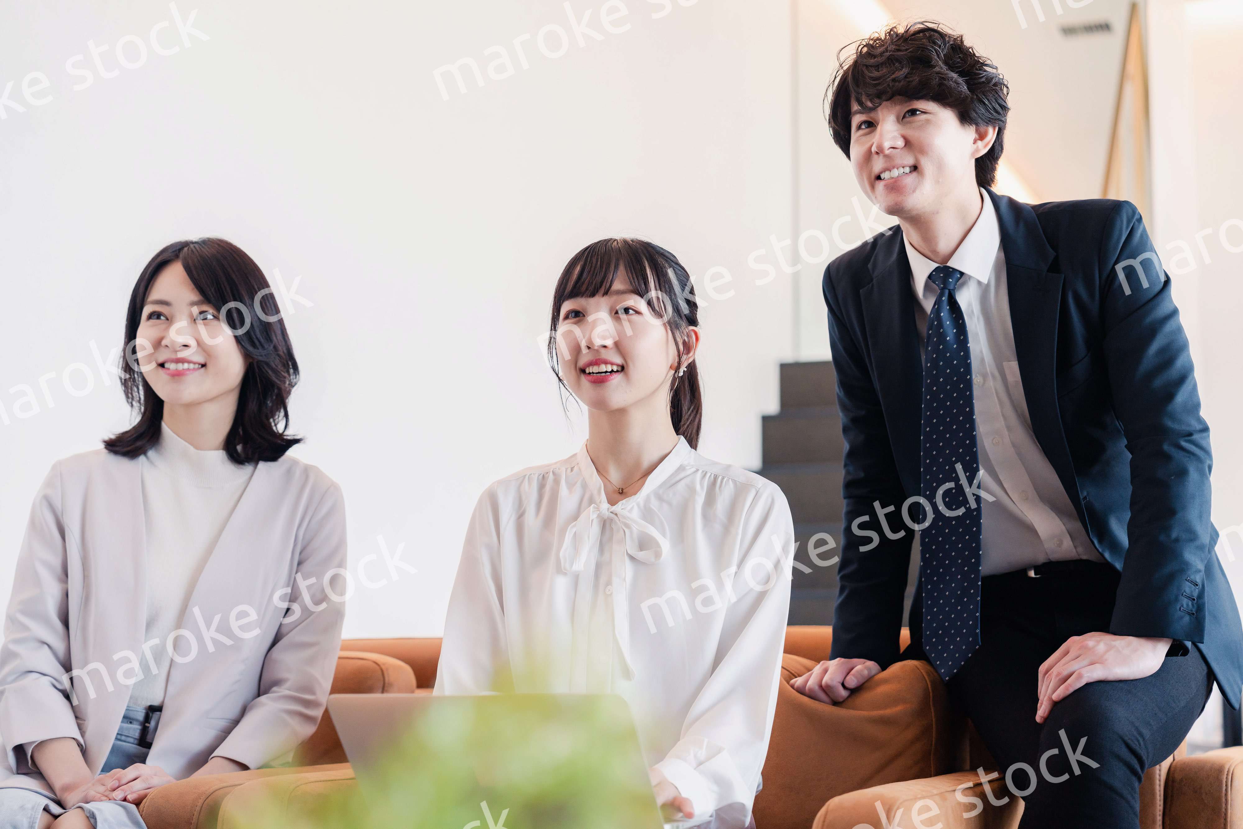 プレゼン資料の確認をする3人のビジネスパーソン