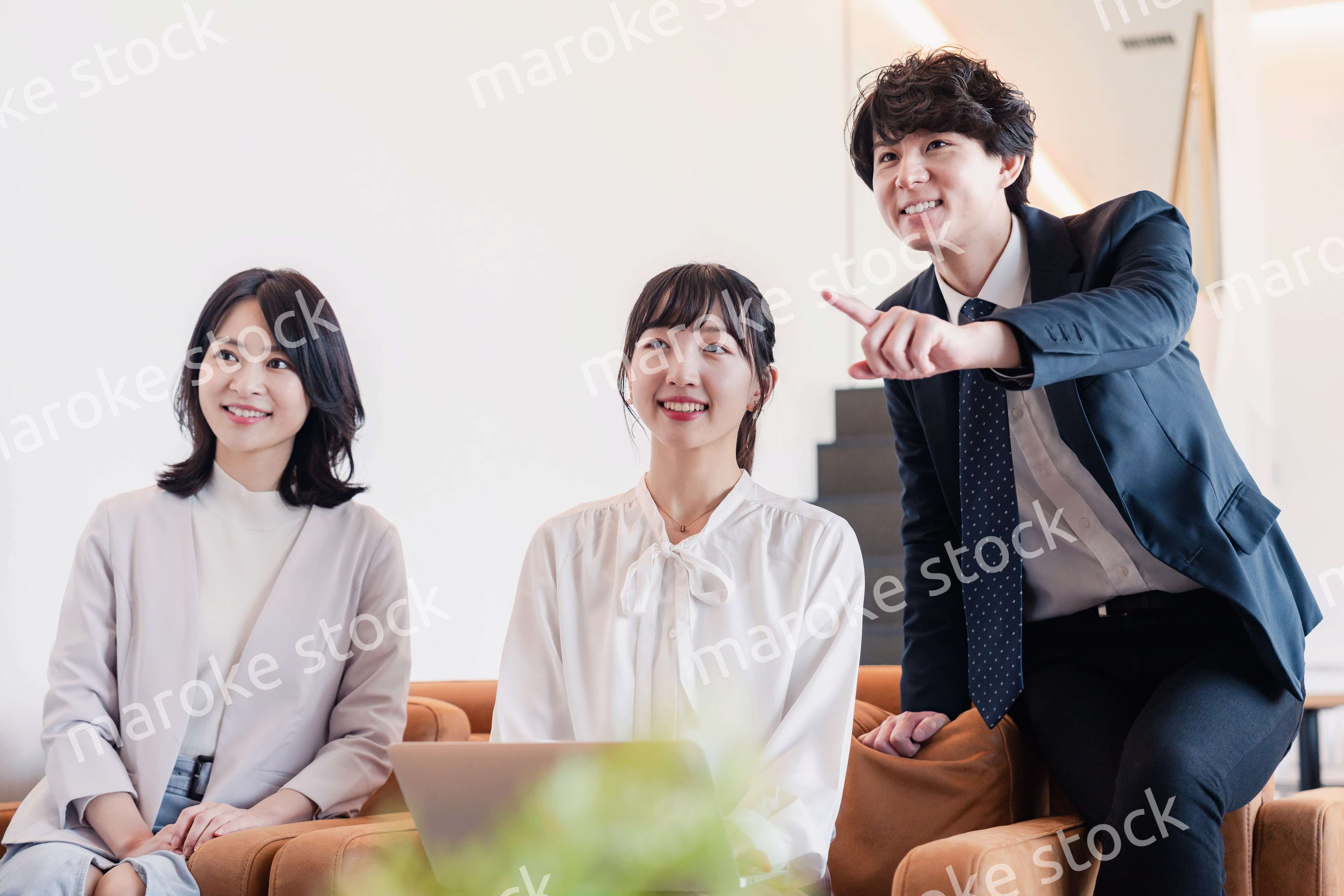 プレゼン資料の確認をする3人のビジネスパーソン