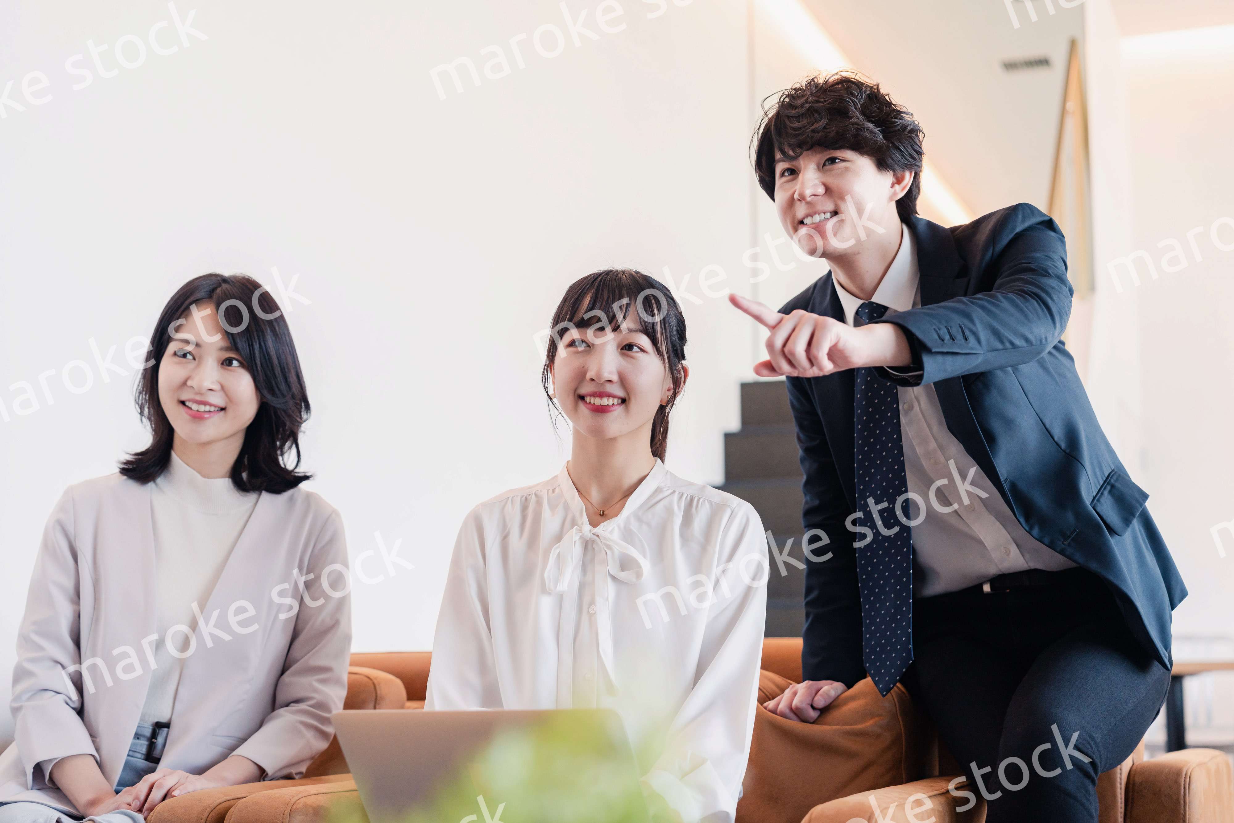 プレゼン資料の確認をする3人のビジネスパーソン