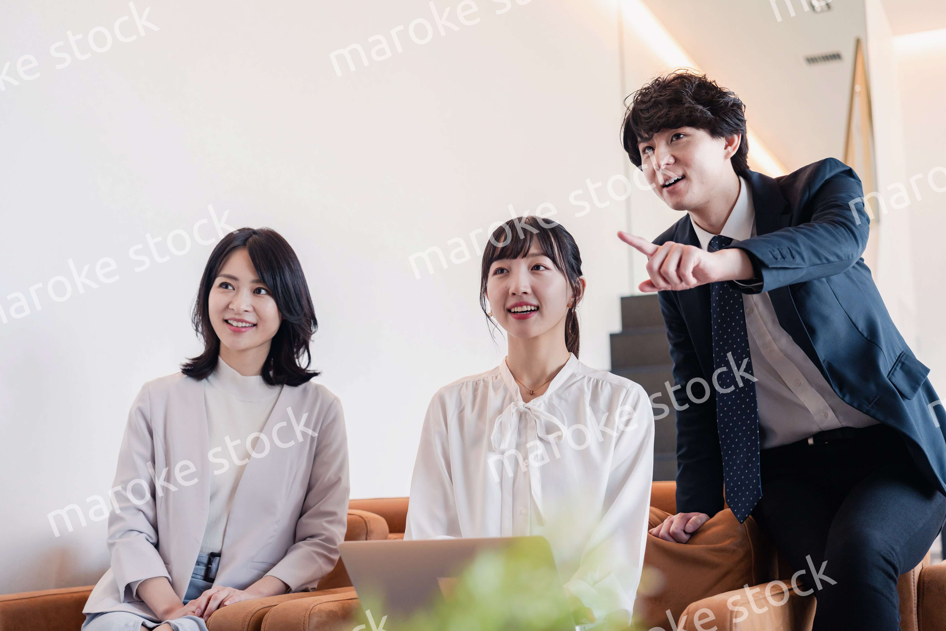 プレゼン資料の確認をする3人のビジネスパーソン