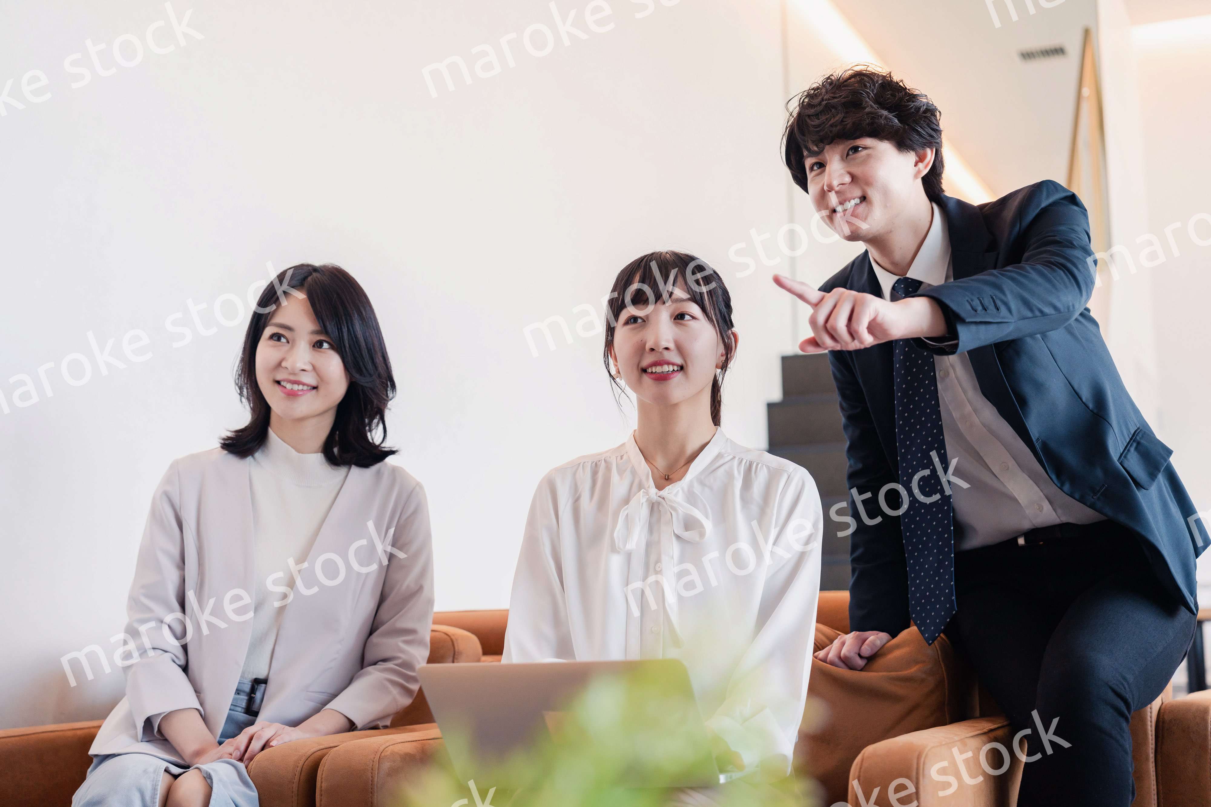 プレゼン資料の確認をする3人のビジネスパーソン