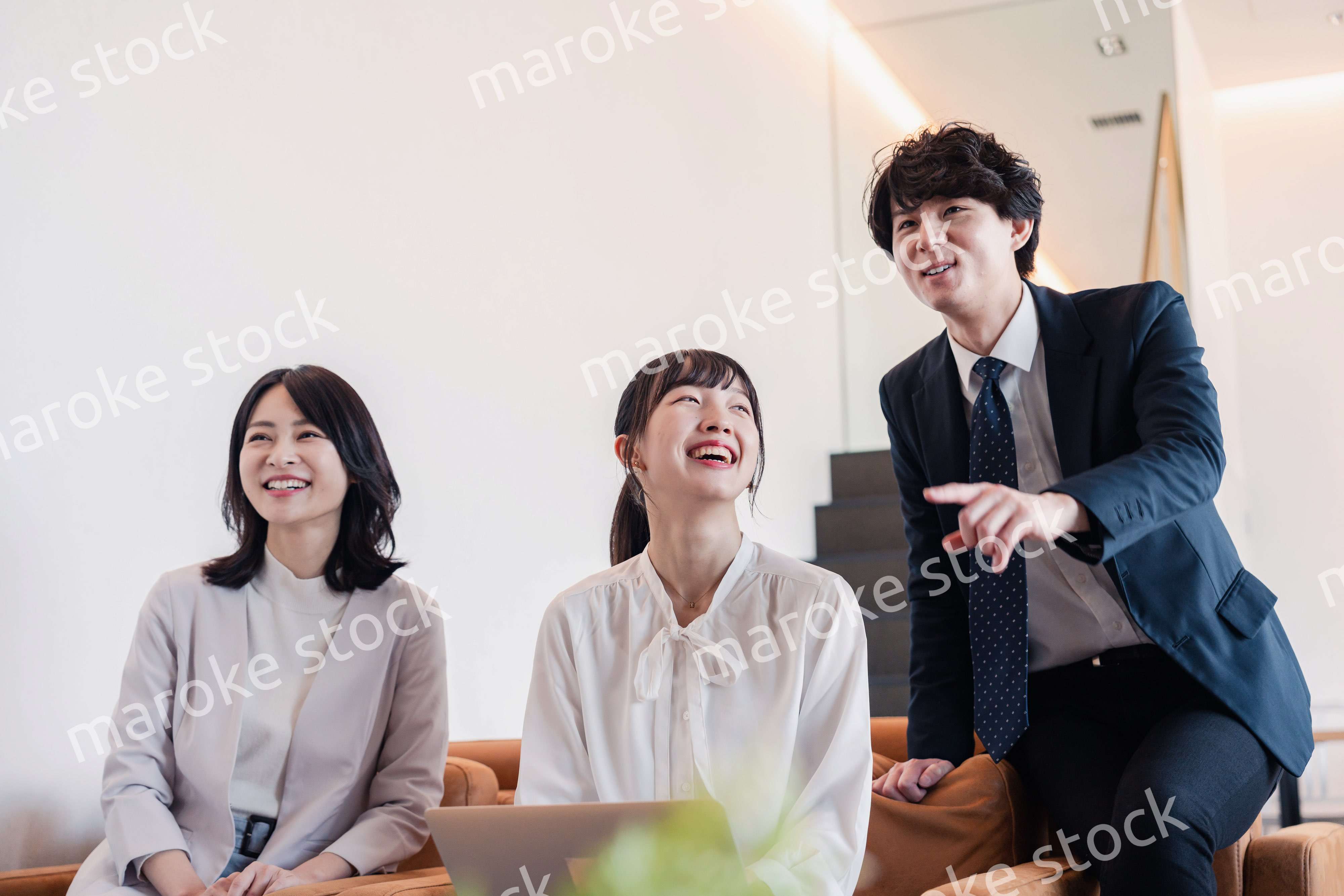 プレゼン資料の確認をする3人のビジネスパーソン