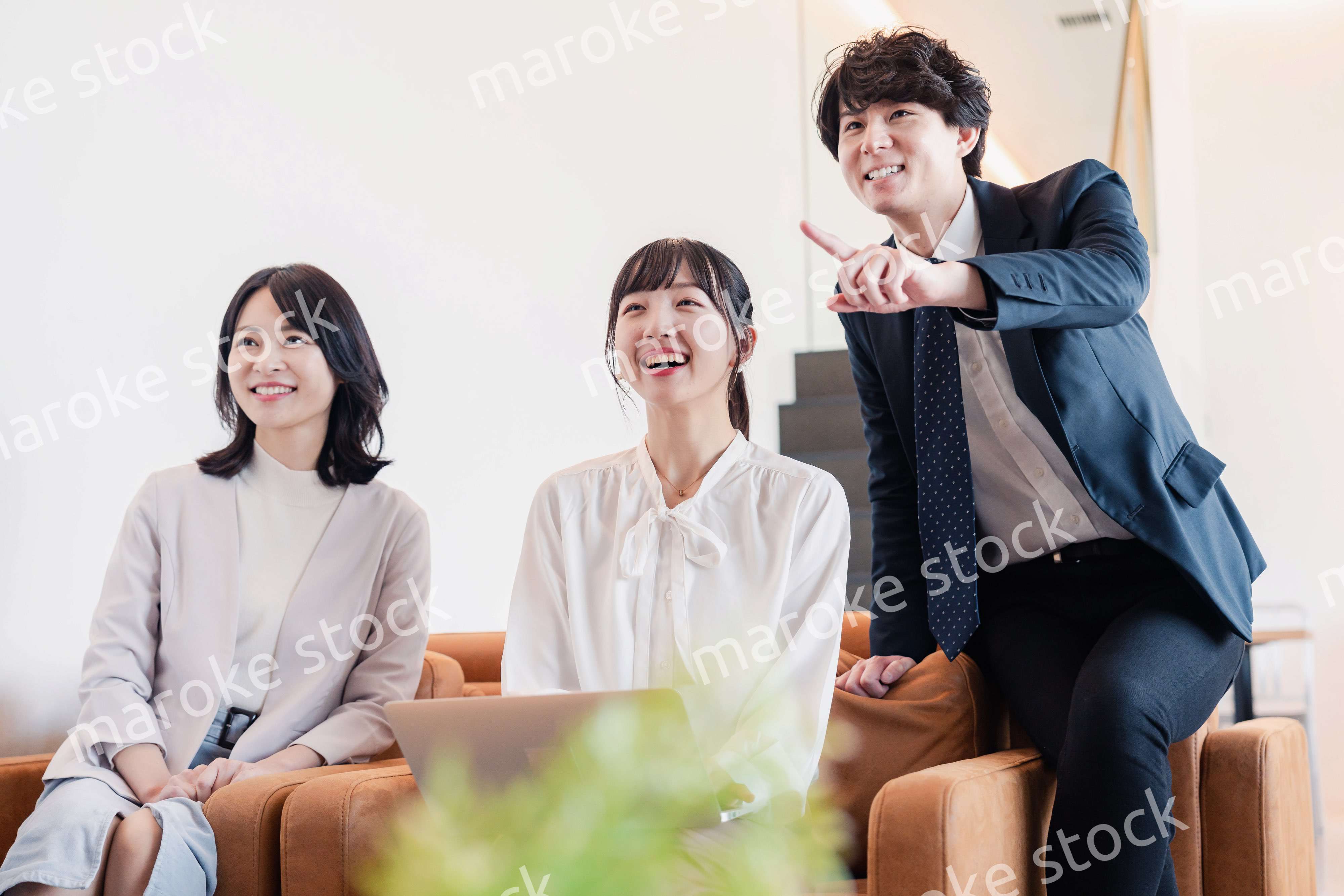 プレゼン資料の確認をする3人のビジネスパーソン