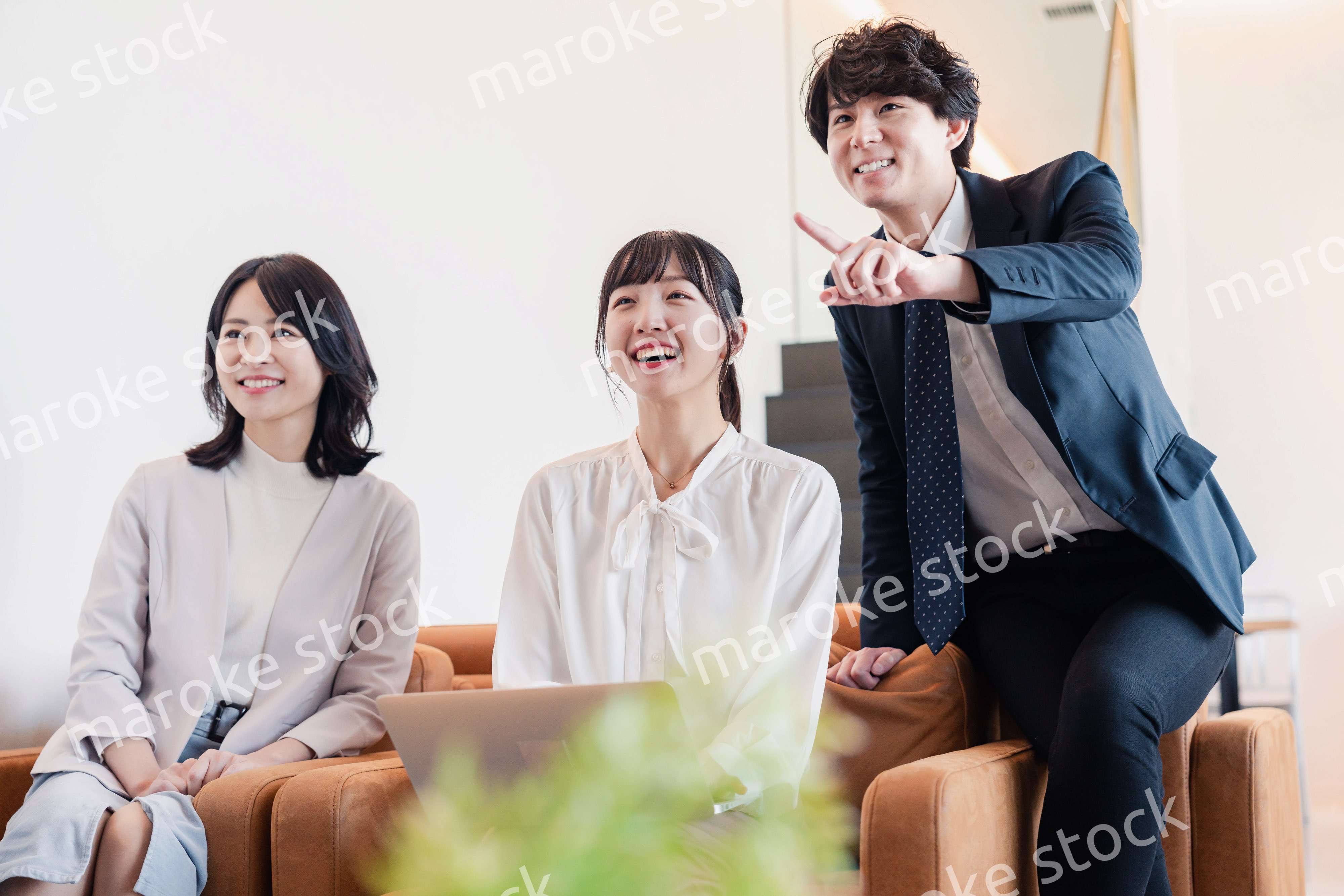 プレゼン資料の確認をする3人のビジネスパーソン