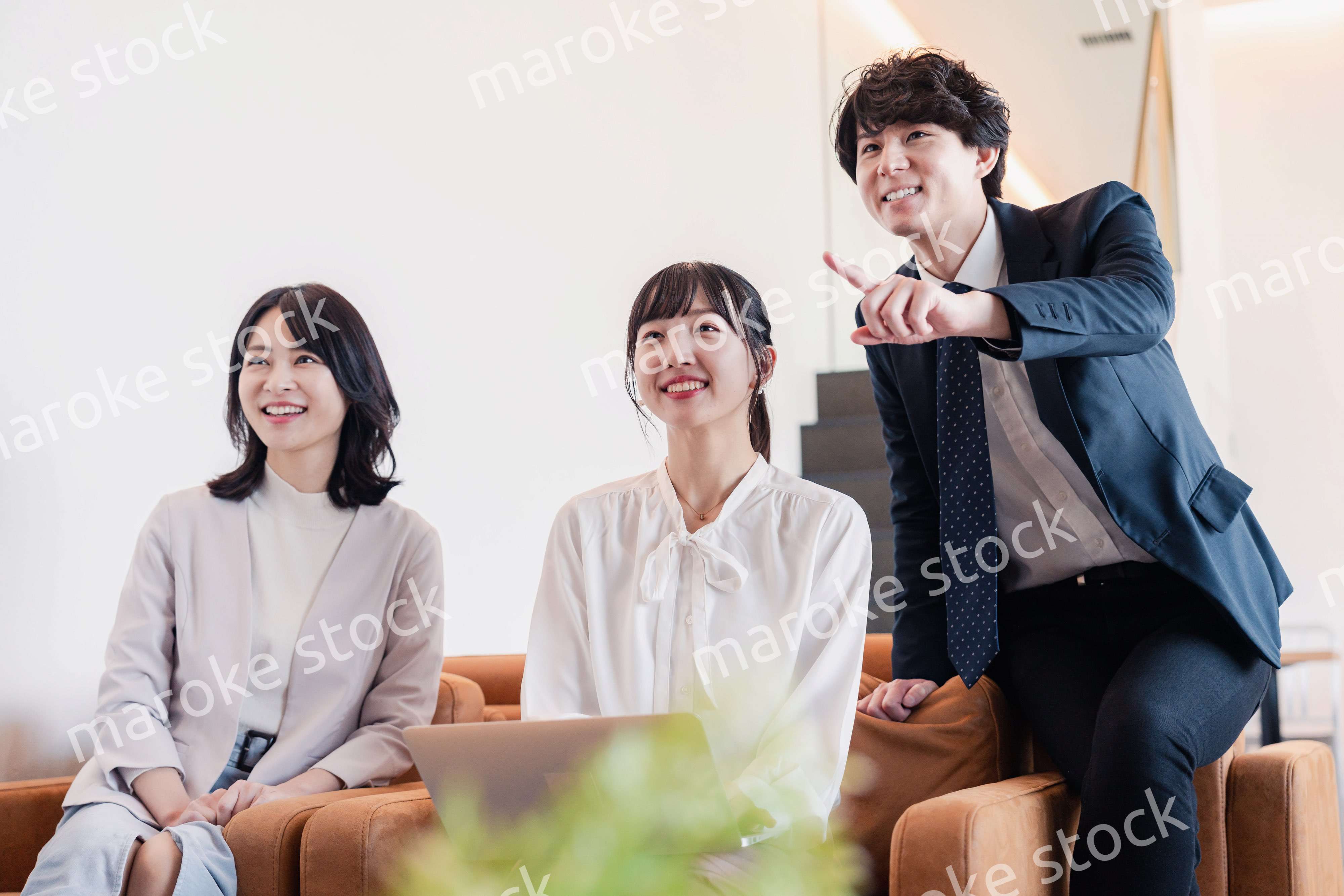 プレゼン資料の確認をする3人のビジネスパーソン