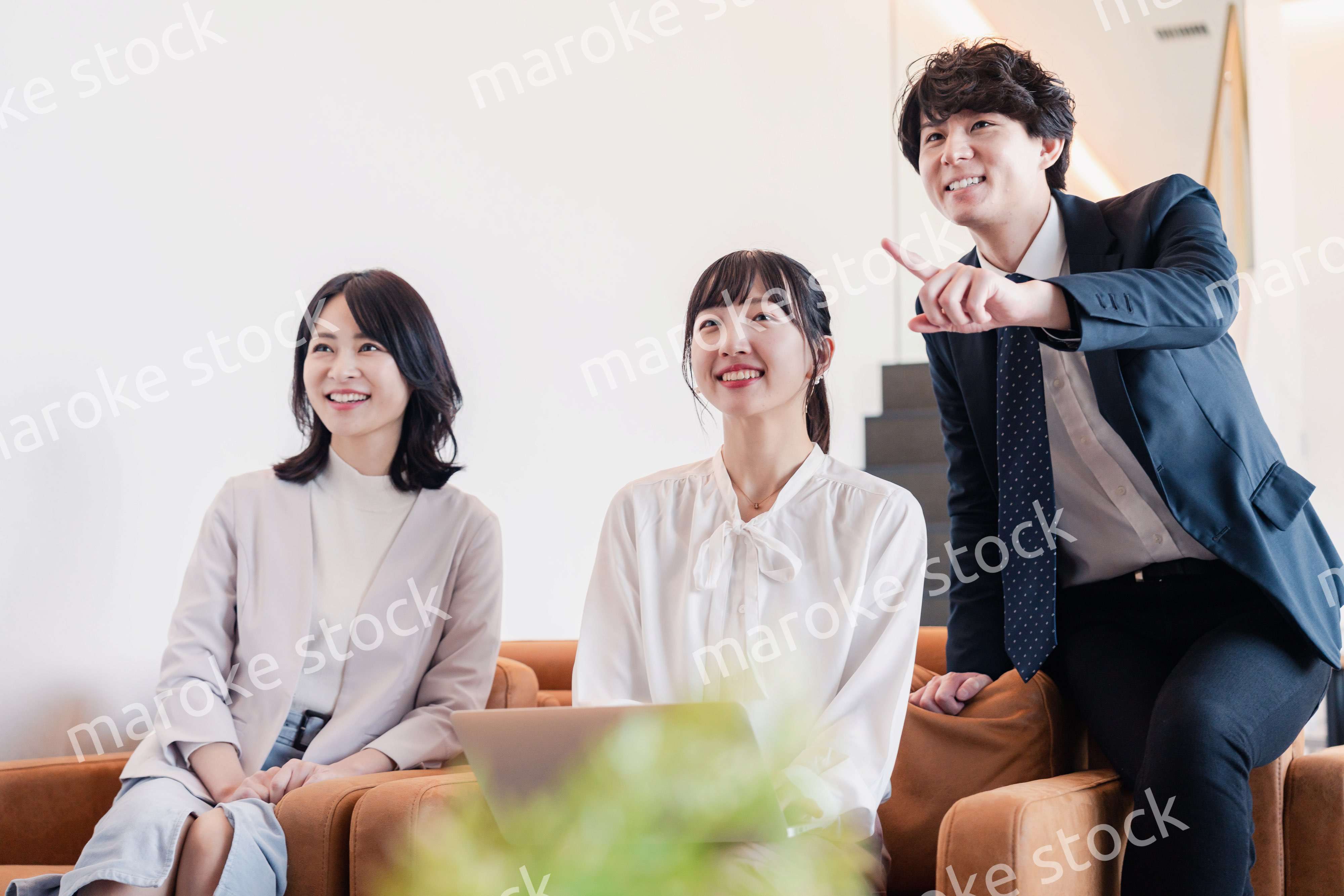 プレゼン資料の確認をする3人のビジネスパーソン