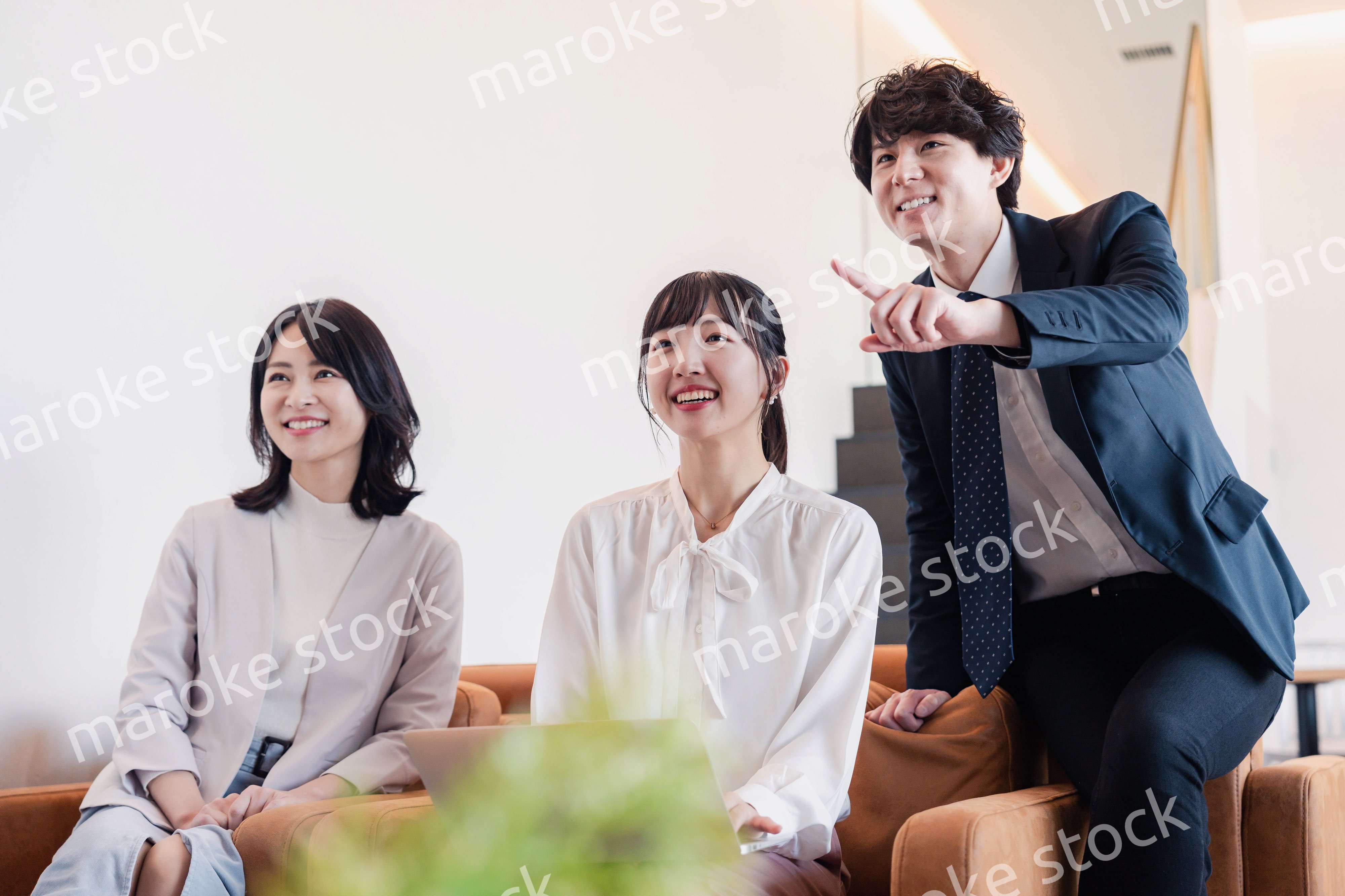 プレゼン資料の確認をする3人のビジネスパーソン