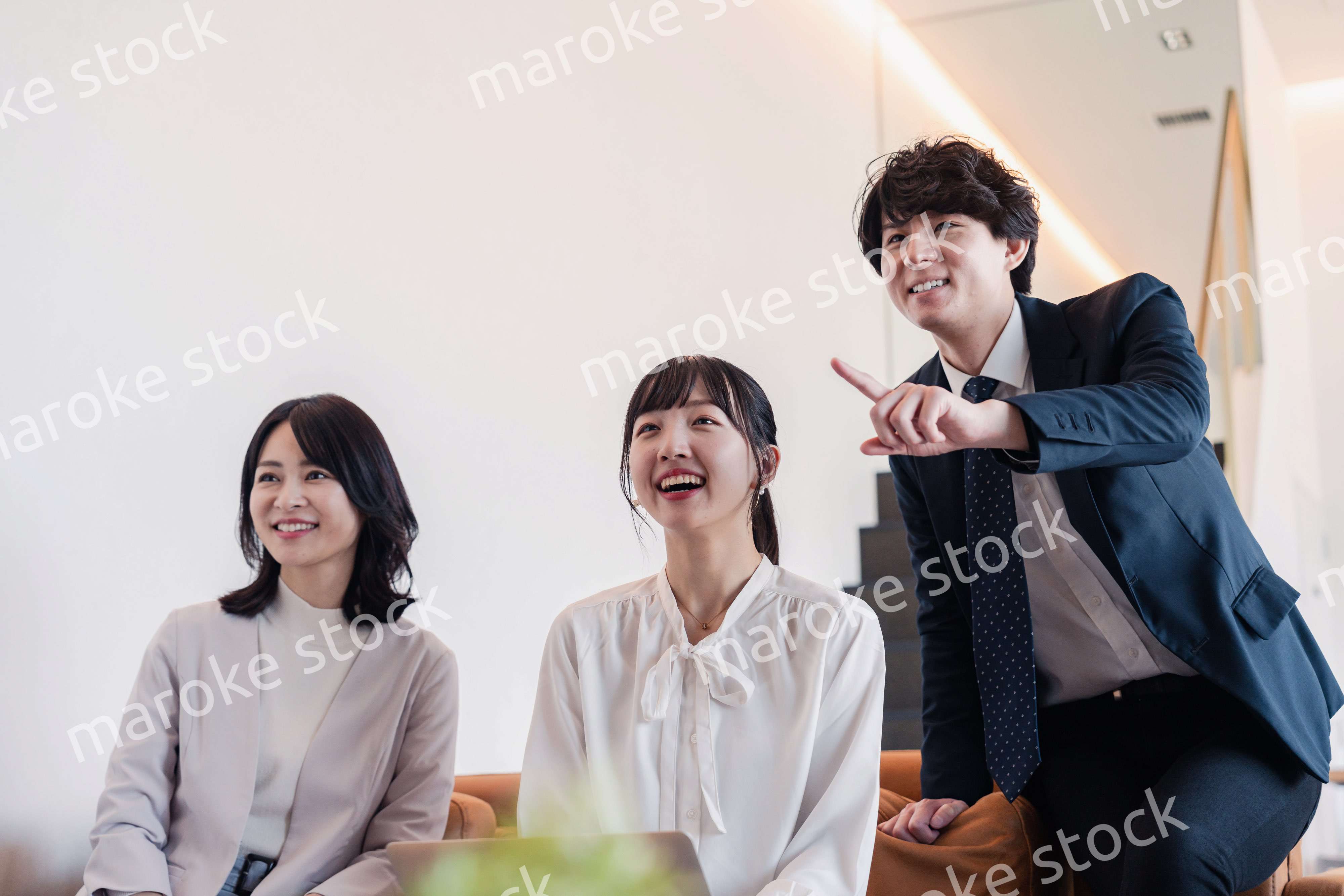 プレゼン資料の確認をする3人のビジネスパーソン