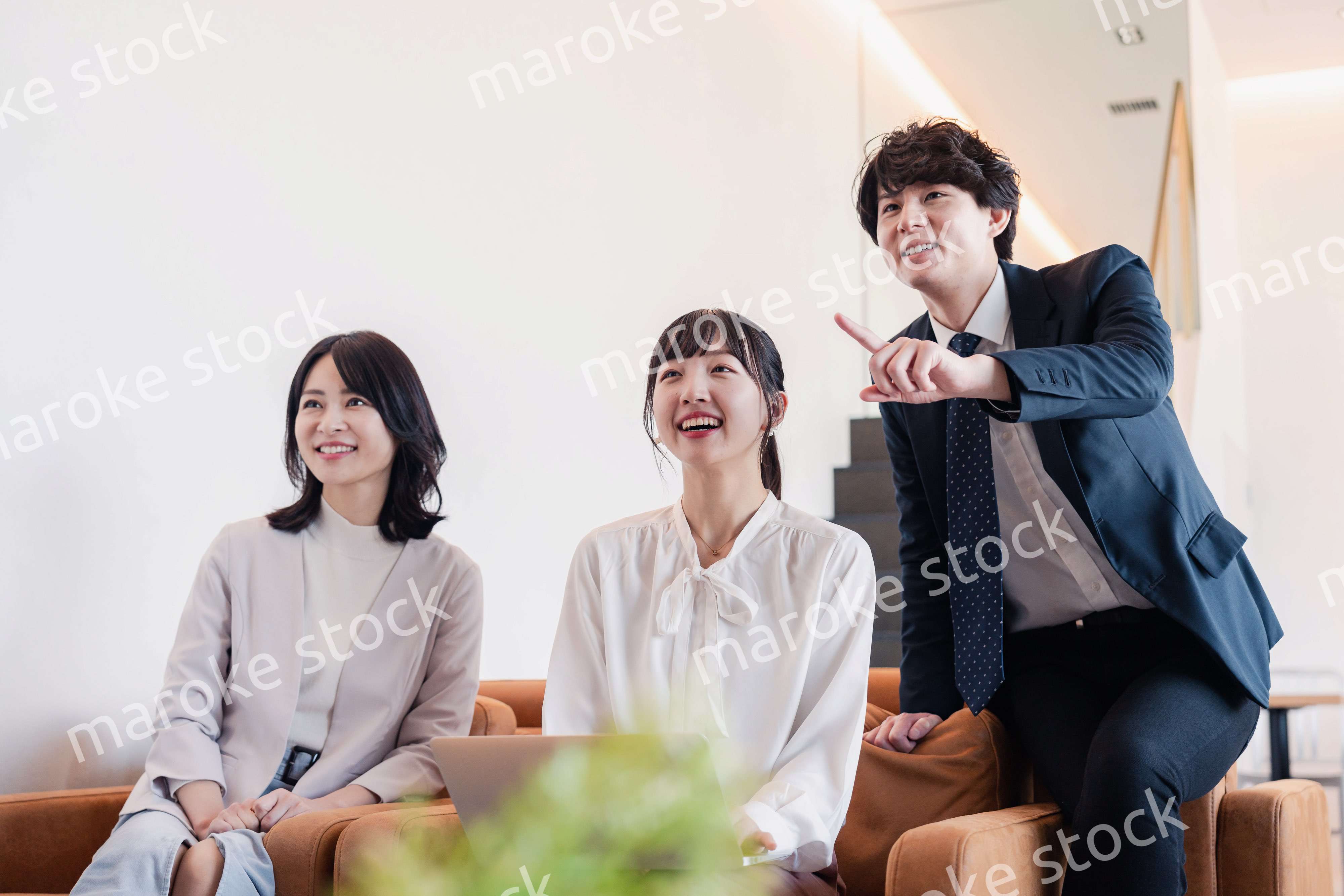 プレゼン資料の確認をする3人のビジネスパーソン