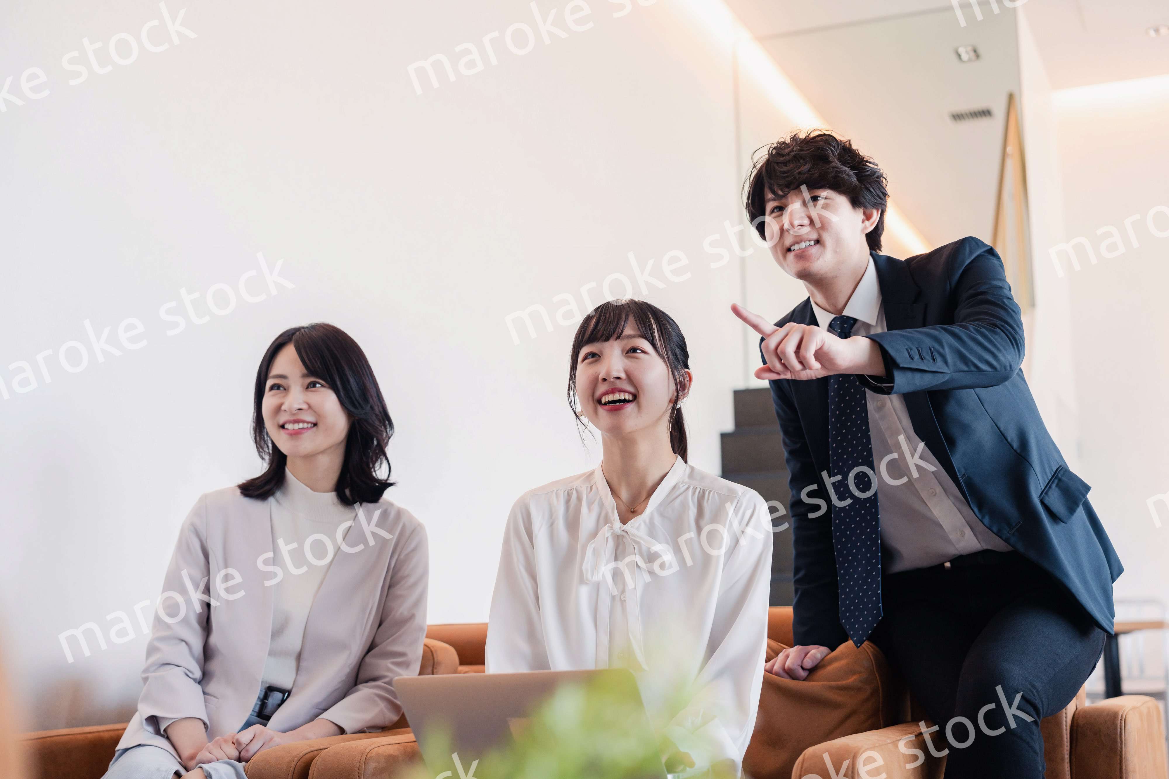 プレゼン資料の確認をする3人のビジネスパーソン