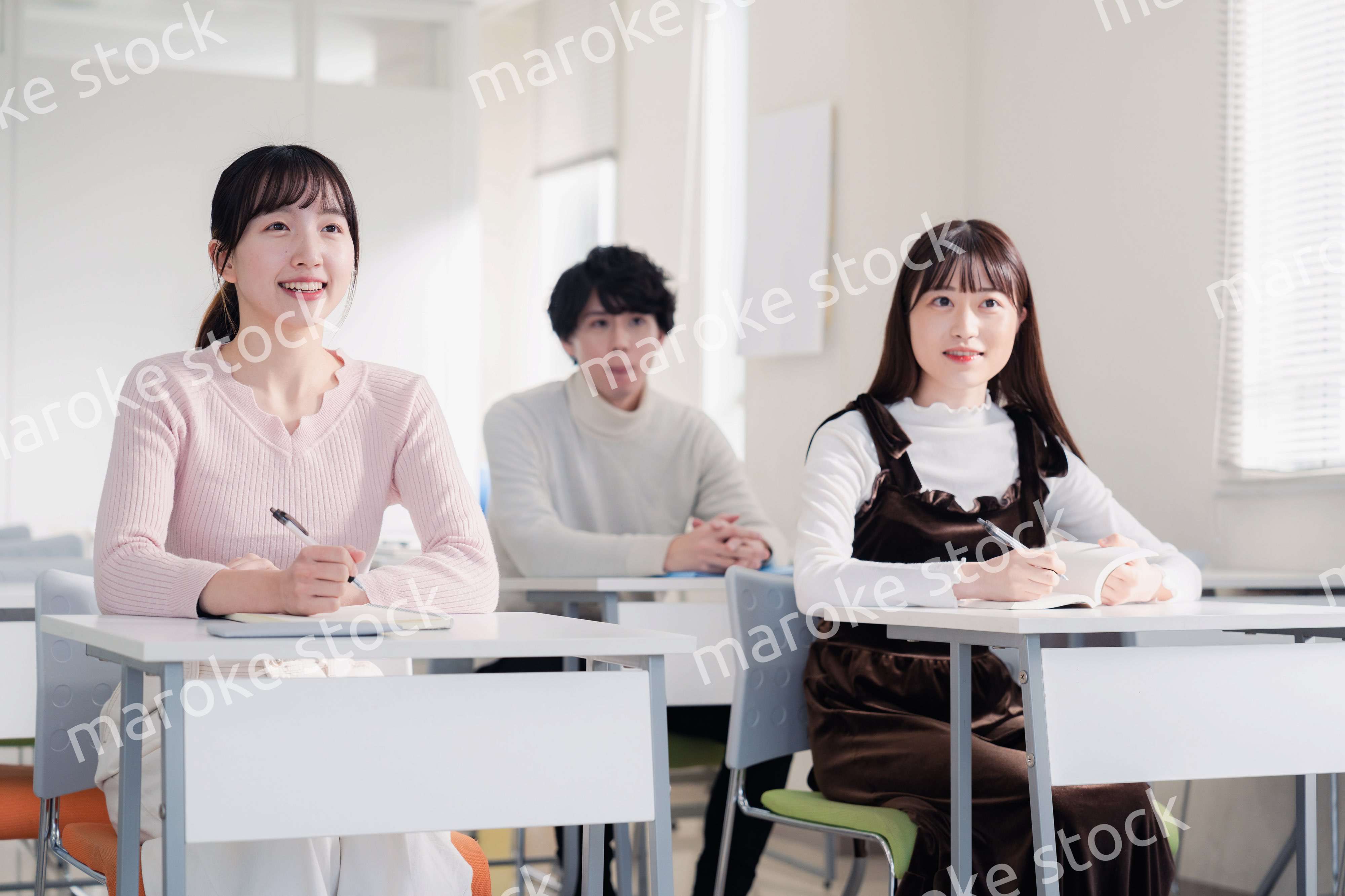 キャンパスで講義を受ける大学生