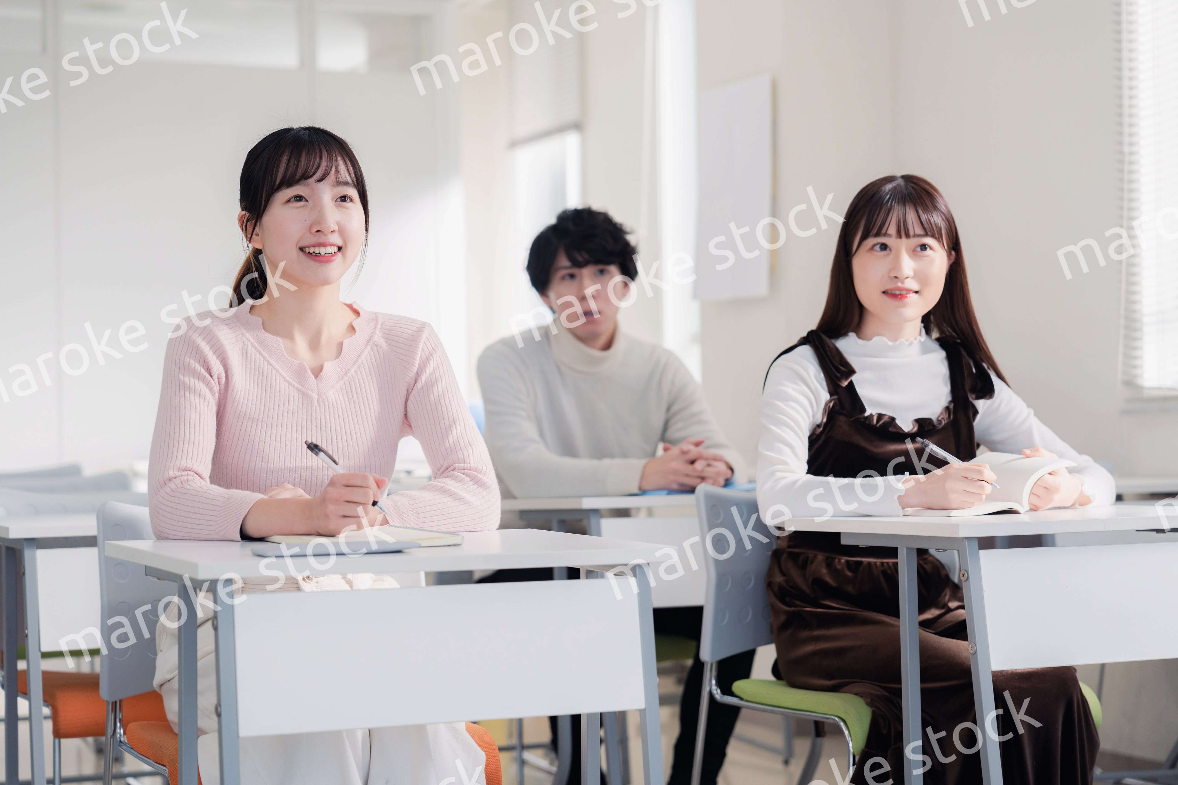 キャンパスで講義を受ける大学生