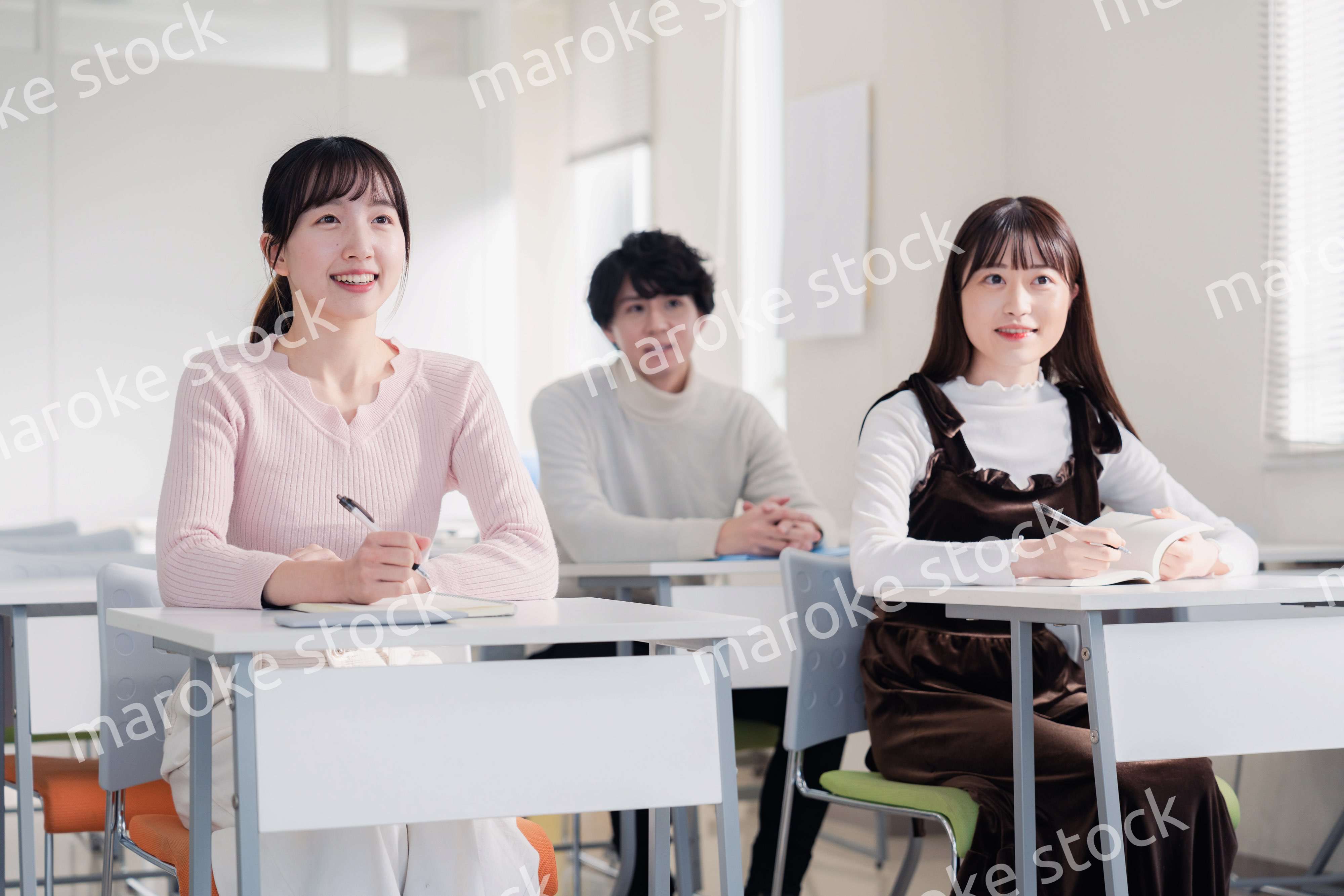 キャンパスで講義を受ける大学生