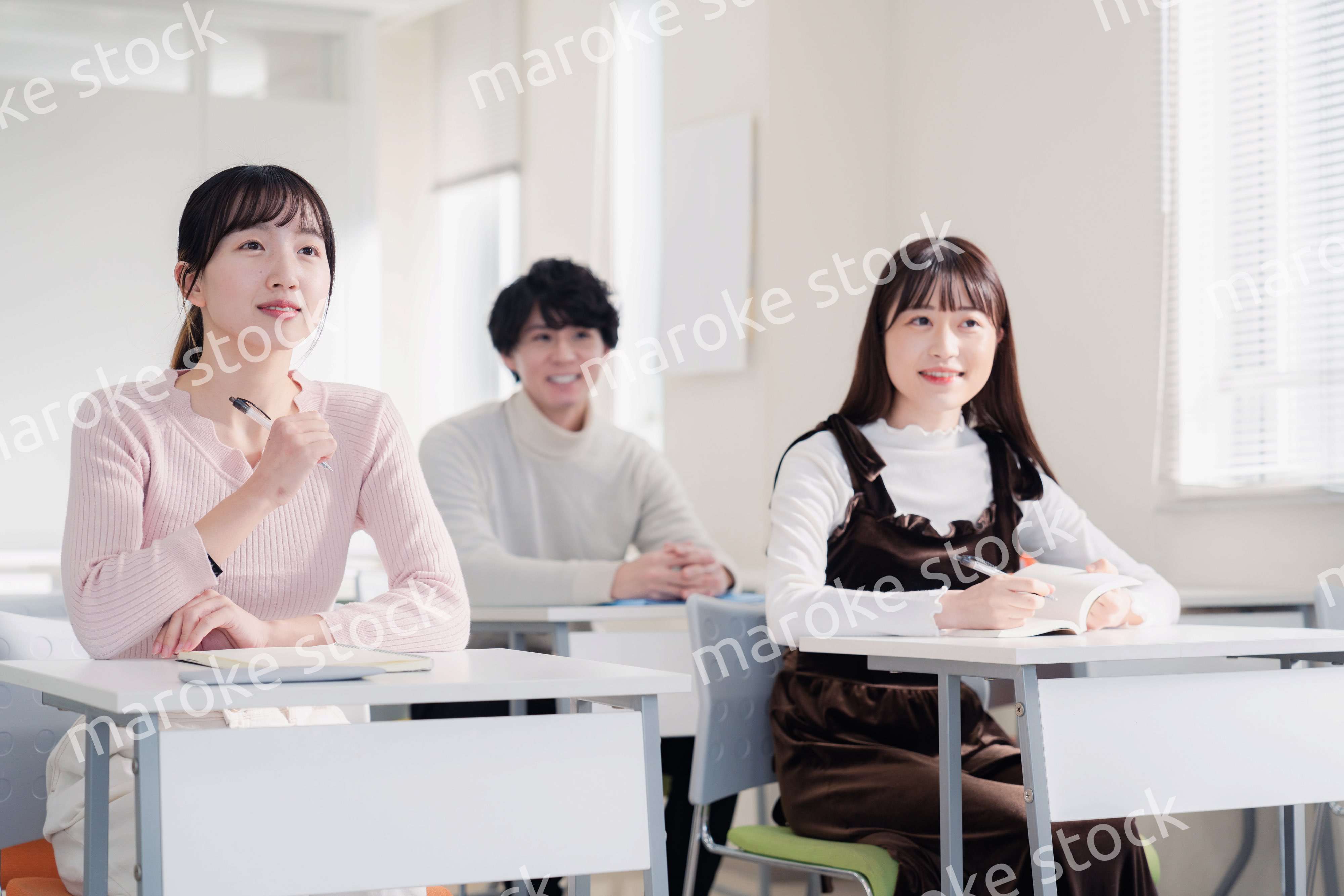 キャンパスで講義を受ける大学生