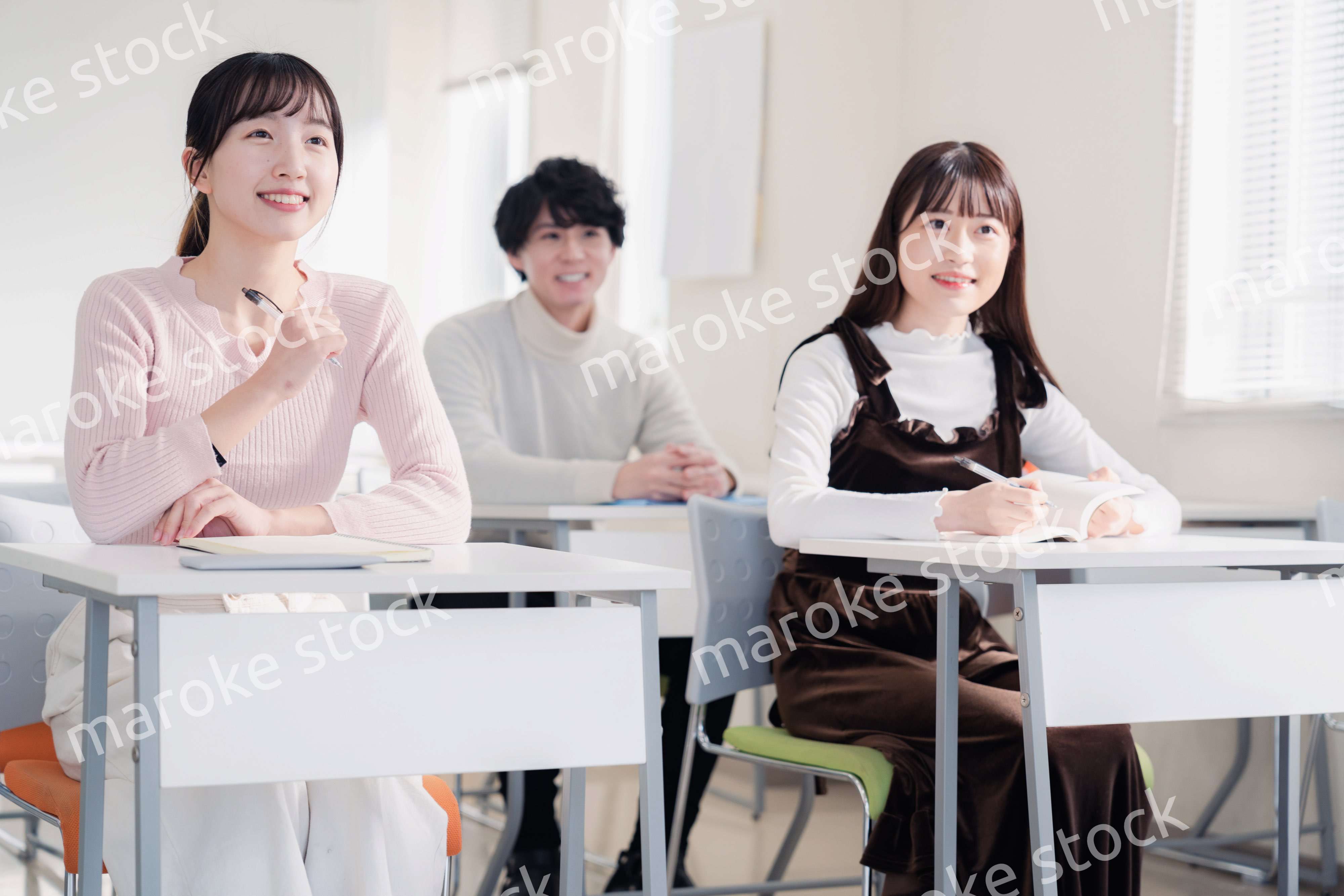 キャンパスで講義を受ける大学生