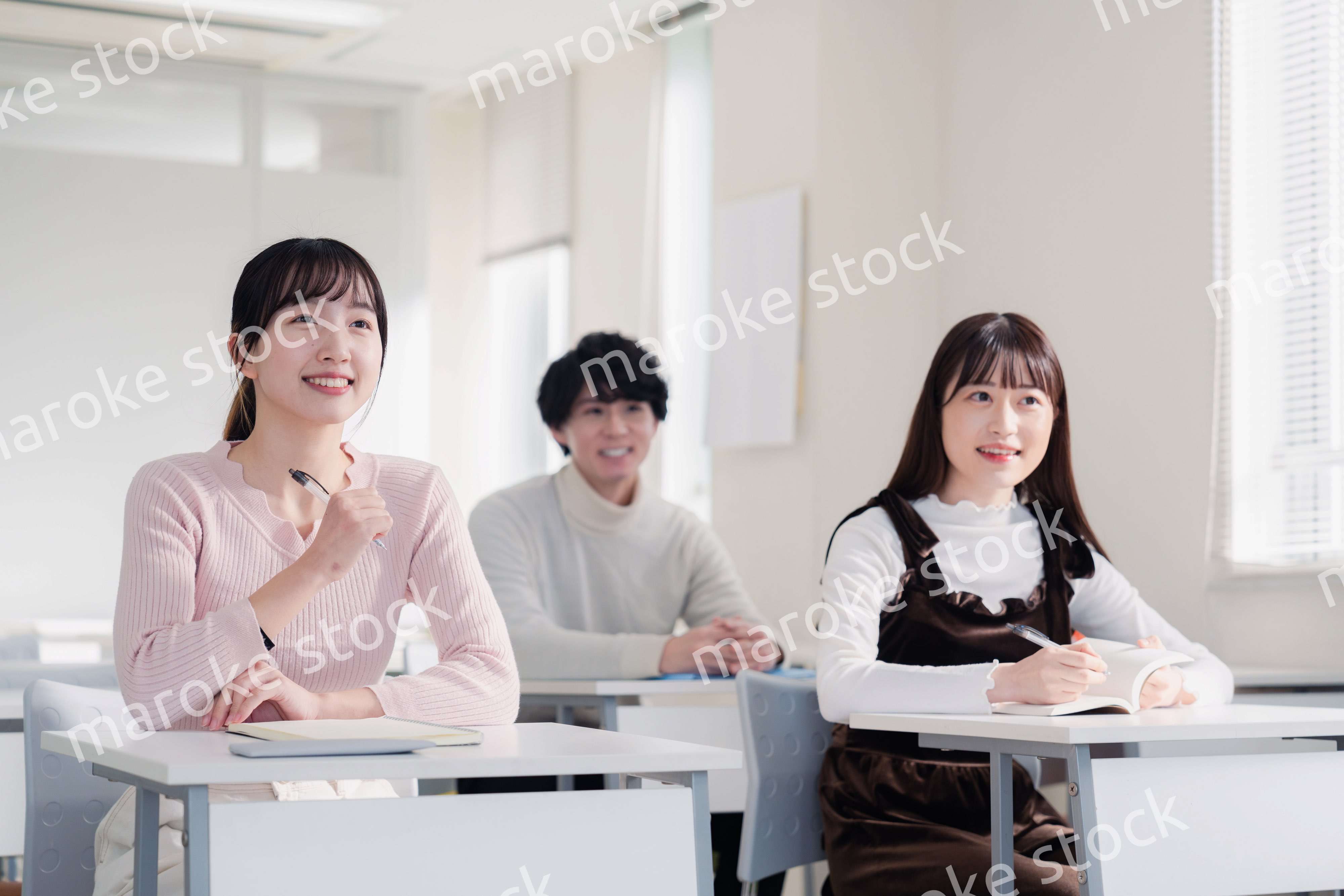 キャンパスで講義を受ける大学生