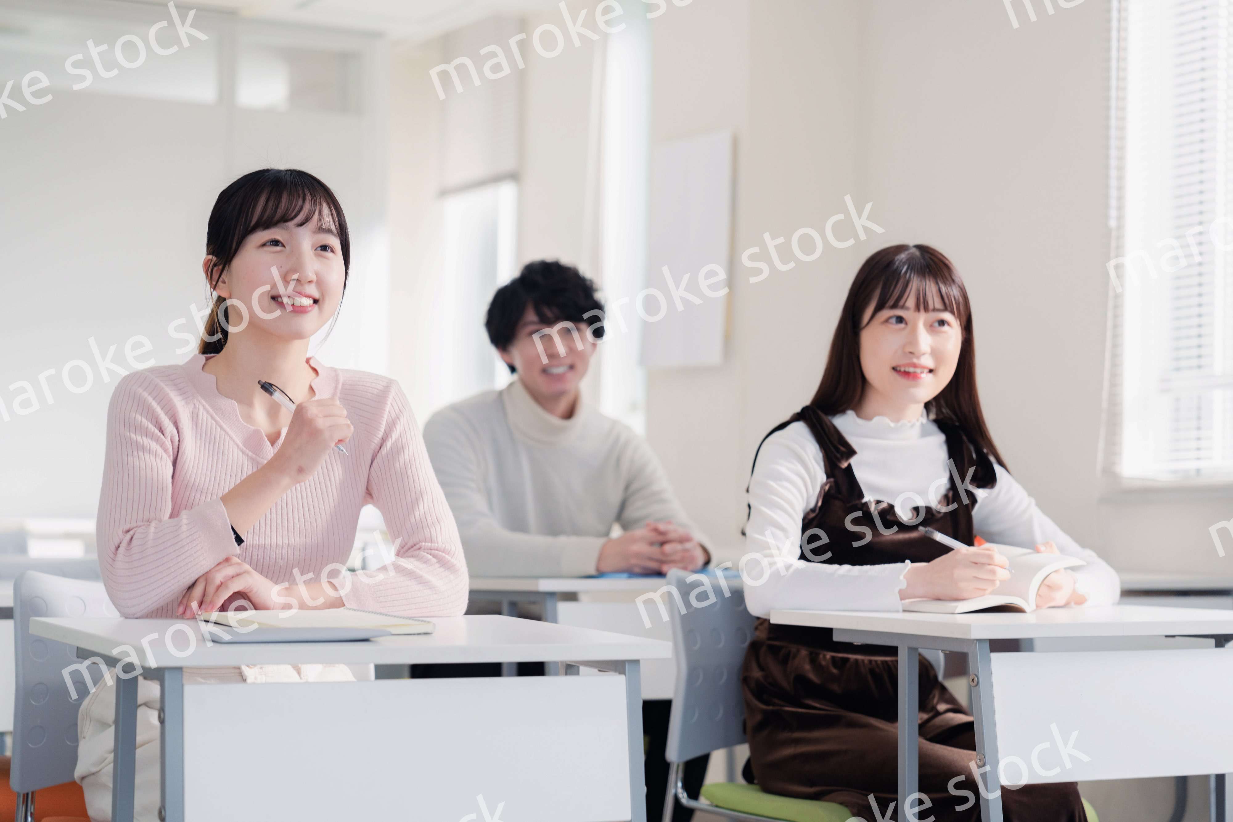 キャンパスで講義を受ける大学生