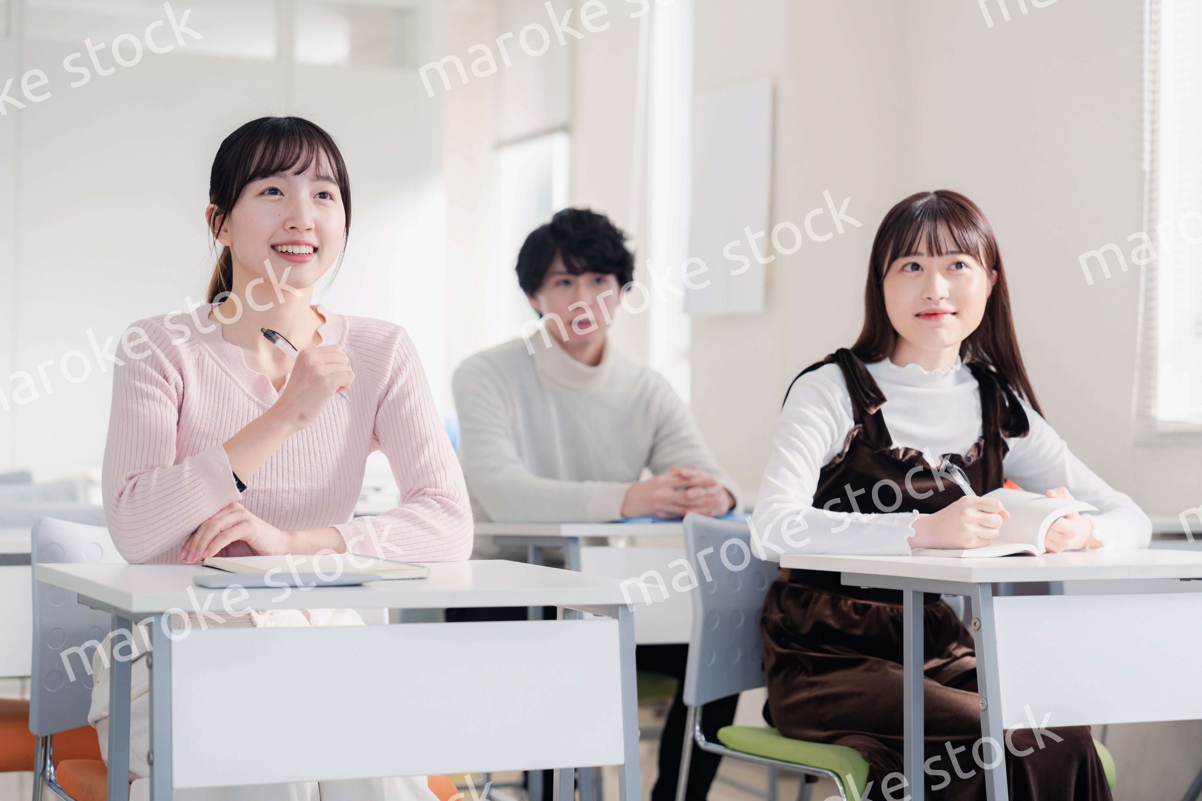 キャンパスで講義を受ける大学生