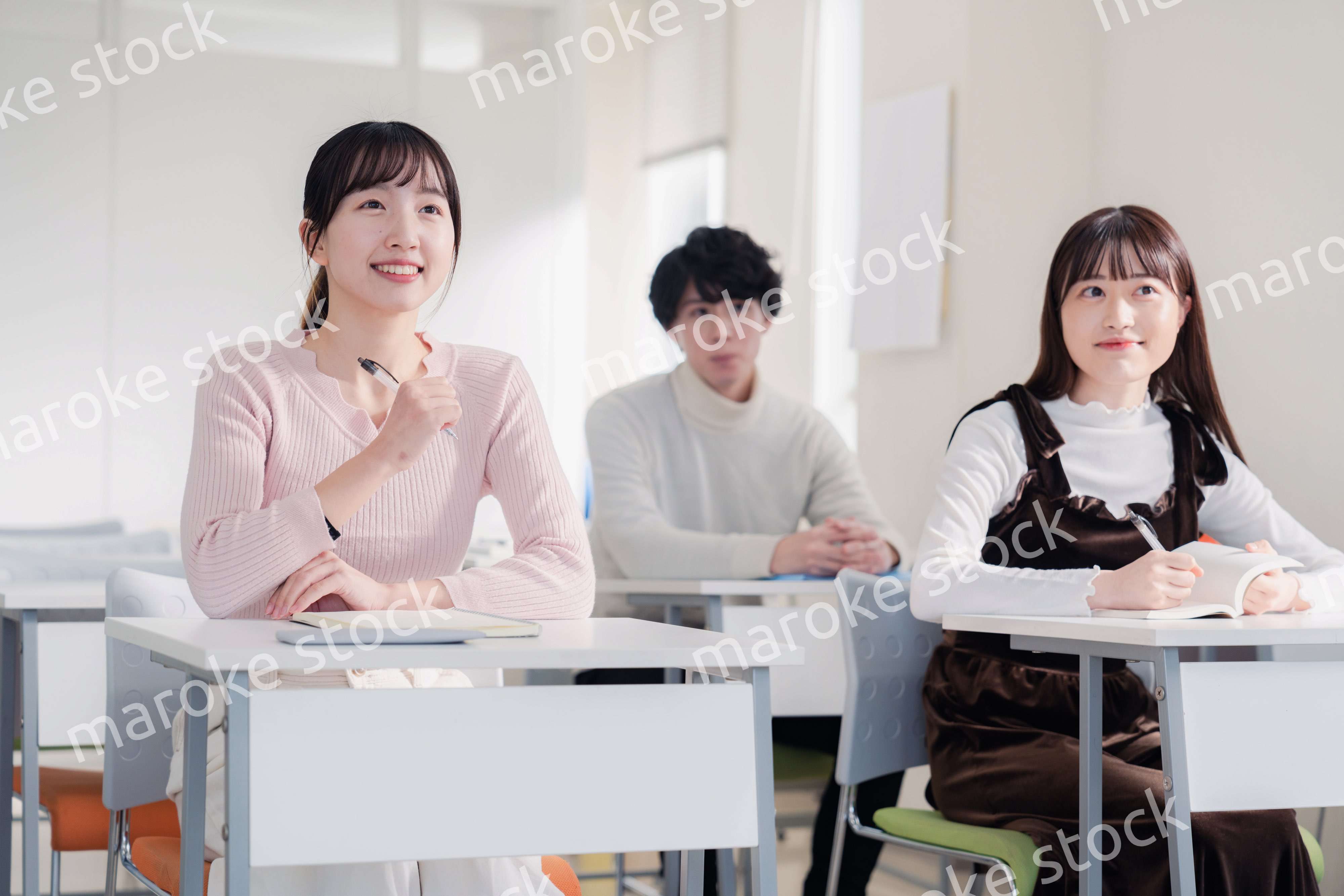 キャンパスで講義を受ける大学生