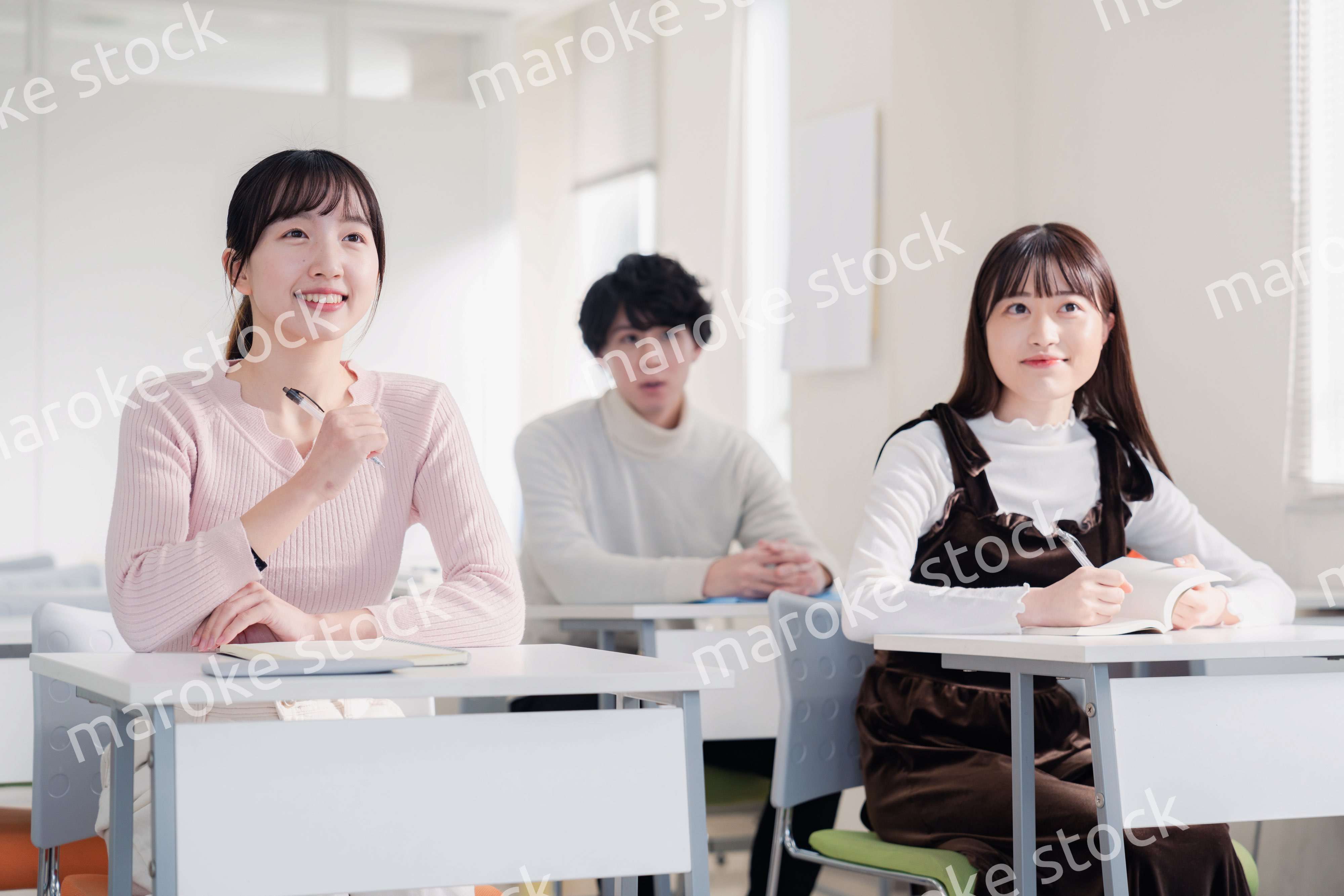 キャンパスで講義を受ける大学生